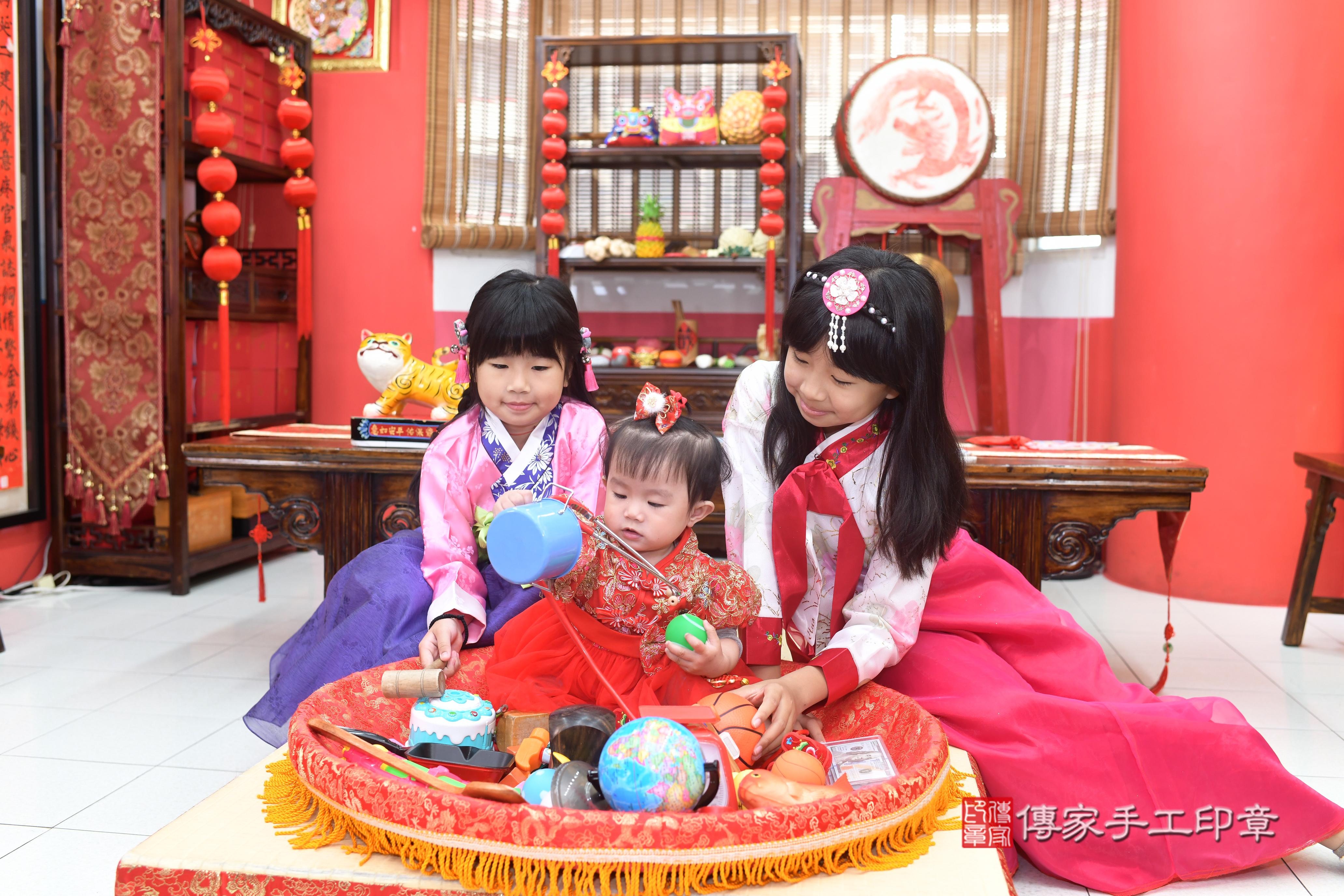 傳家手工印章高雄店、抓周、度脺、中國風會場、傳家嬰兒古禮、吉祥話、抓周道具物品24種、拍照。抓周證書。寶寶抓周、滿周歲、生日快樂、祝福