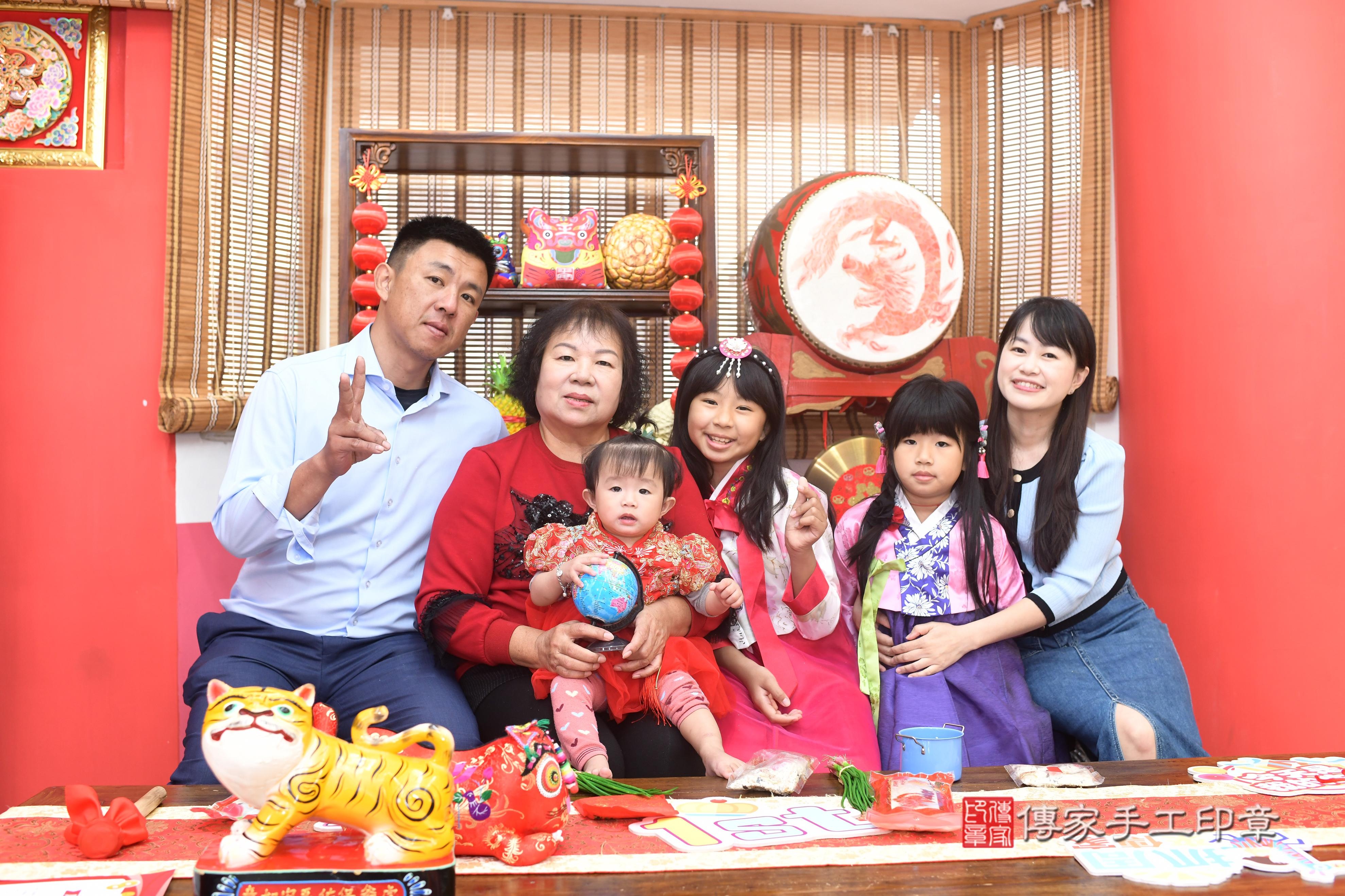 傳家手工印章高雄店、抓周、度脺、中國風會場、傳家嬰兒古禮、吉祥話、抓周道具物品24種、拍照。抓周證書。寶寶抓周、滿周歲、生日快樂、祝福