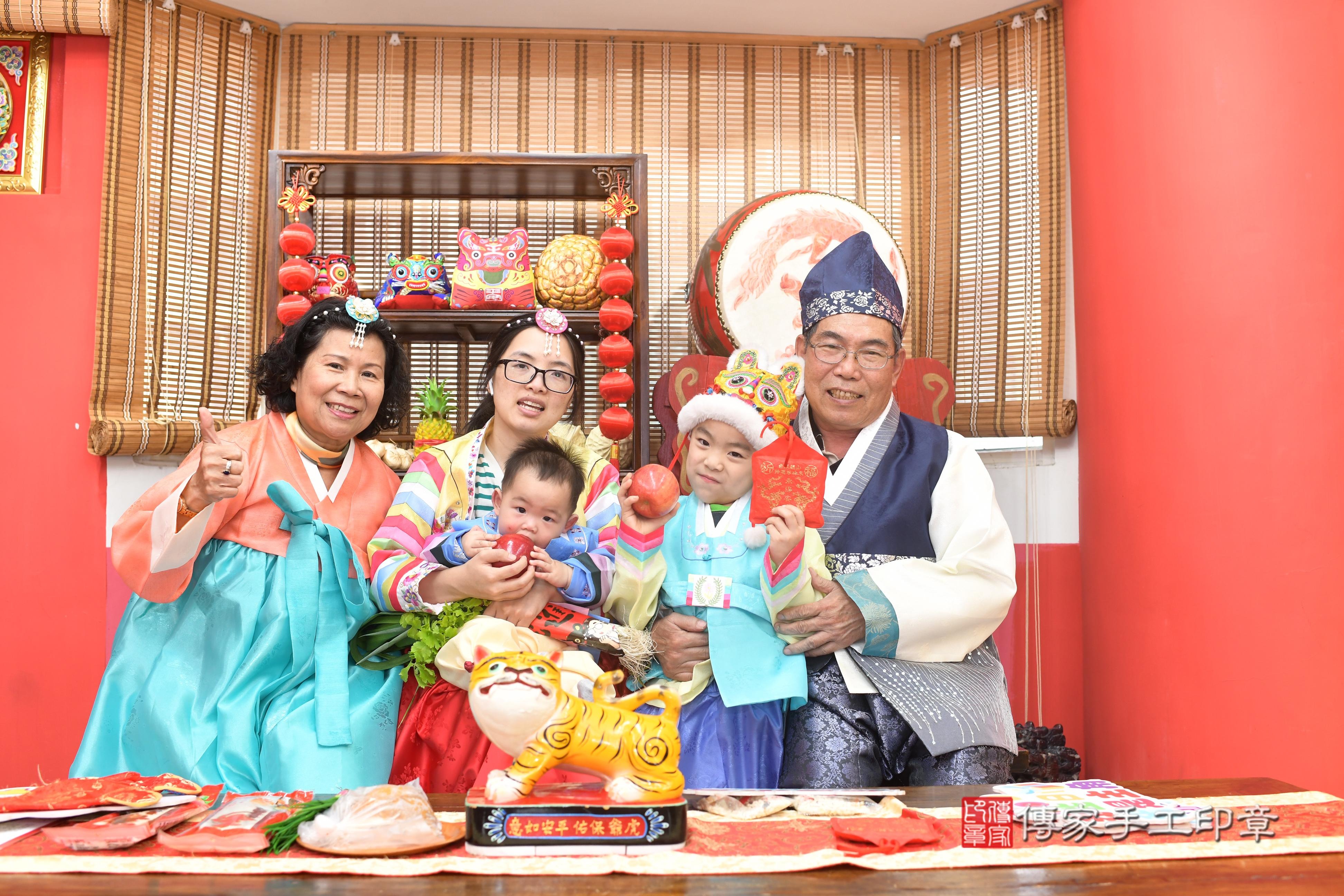 傳家手工印章高雄店、抓周、度脺、中國風會場、傳家嬰兒古禮、吉祥話、抓周道具物品24種、拍照。抓周證書。寶寶抓周、滿周歲、生日快樂、祝福