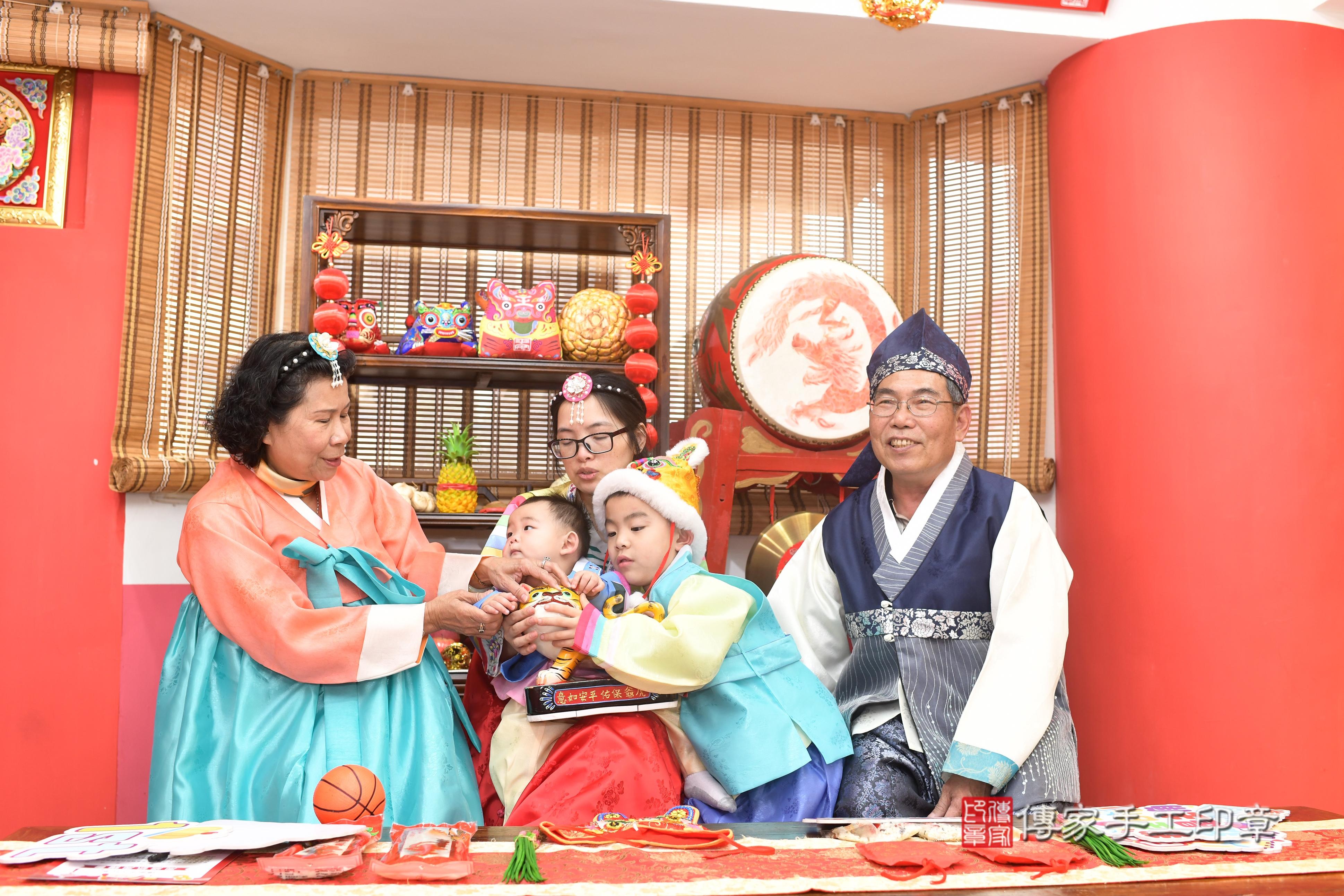傳家手工印章高雄店、抓周、度脺、中國風會場、傳家嬰兒古禮、吉祥話、抓周道具物品24種、拍照。抓周證書。寶寶抓周、滿周歲、生日快樂、祝福