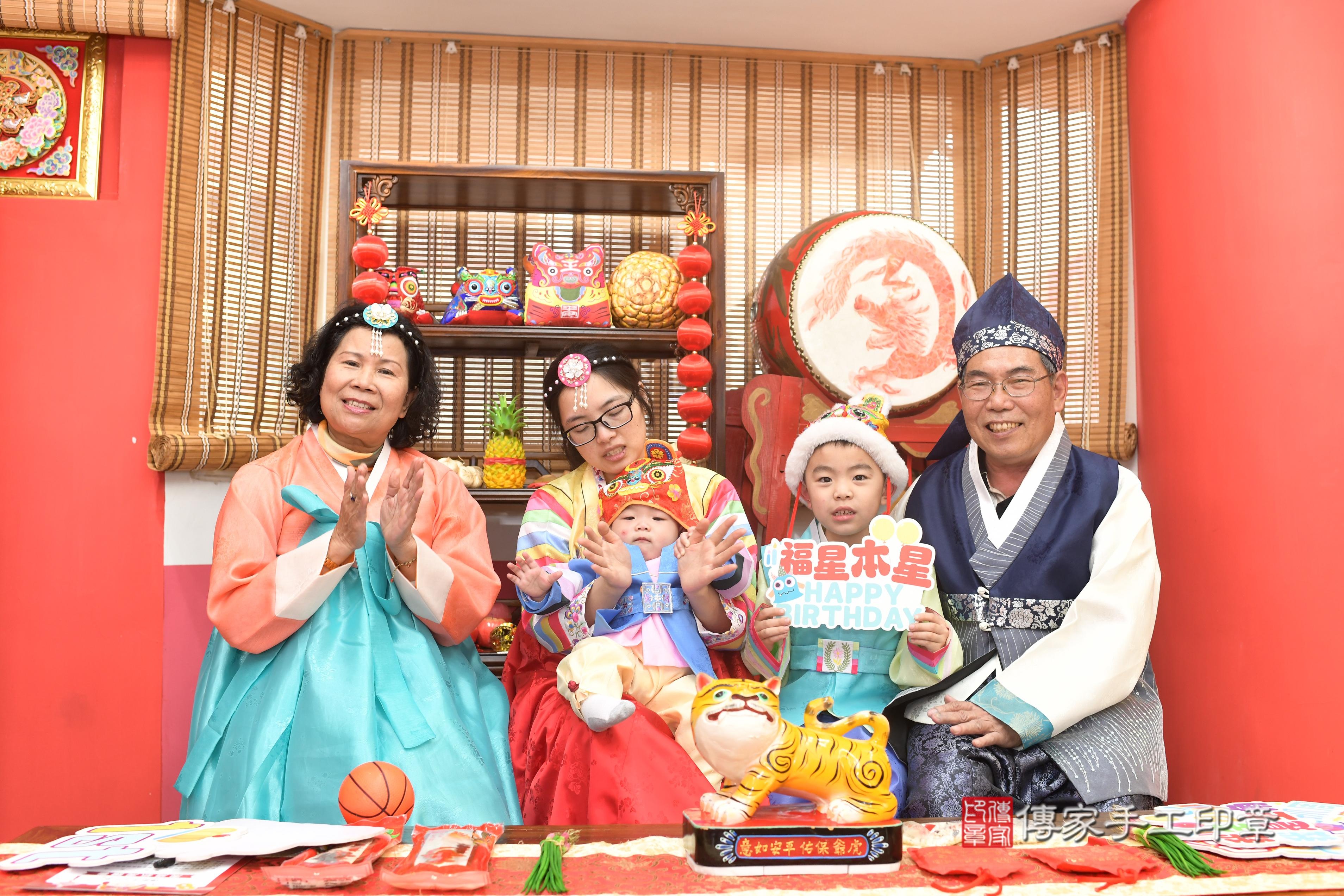 傳家手工印章高雄店、抓周、度脺、中國風會場、傳家嬰兒古禮、吉祥話、抓周道具物品24種、拍照。抓周證書。寶寶抓周、滿周歲、生日快樂、祝福