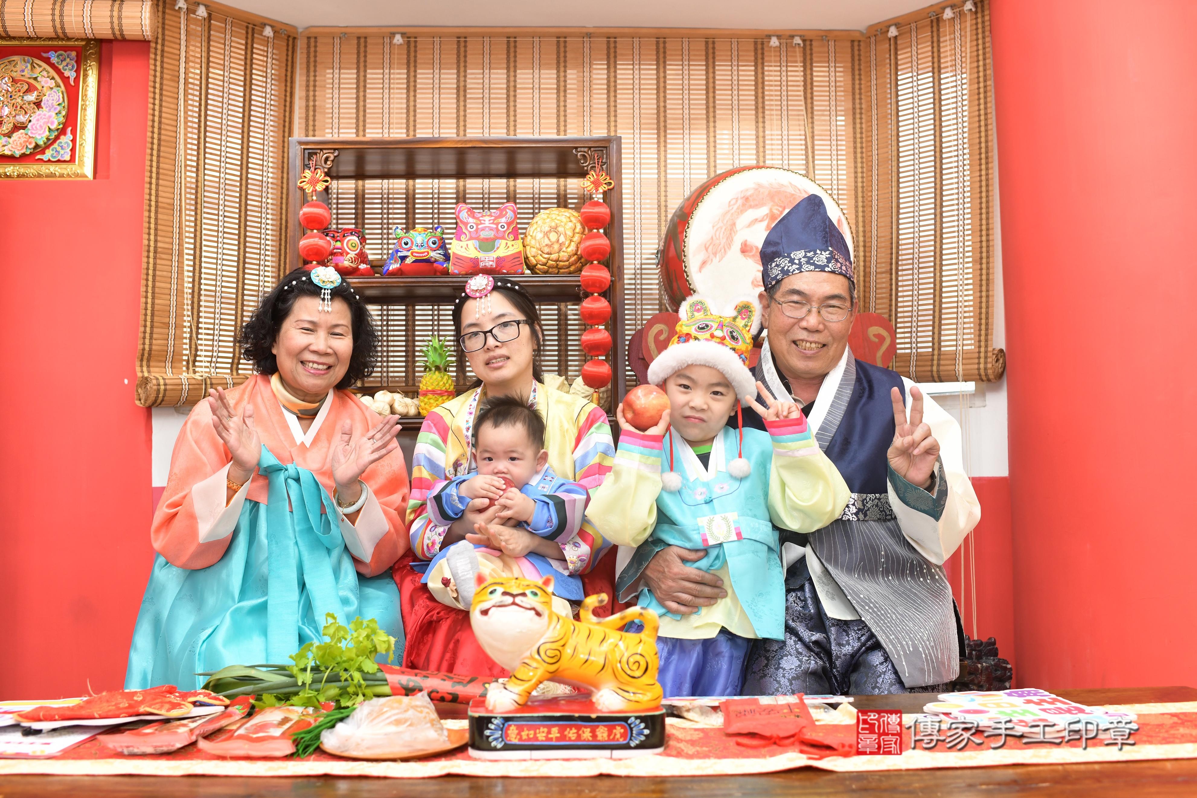 傳家手工印章高雄店、抓周、度脺、中國風會場、傳家嬰兒古禮、吉祥話、抓周道具物品24種、拍照。抓周證書。寶寶抓周、滿周歲、生日快樂、祝福