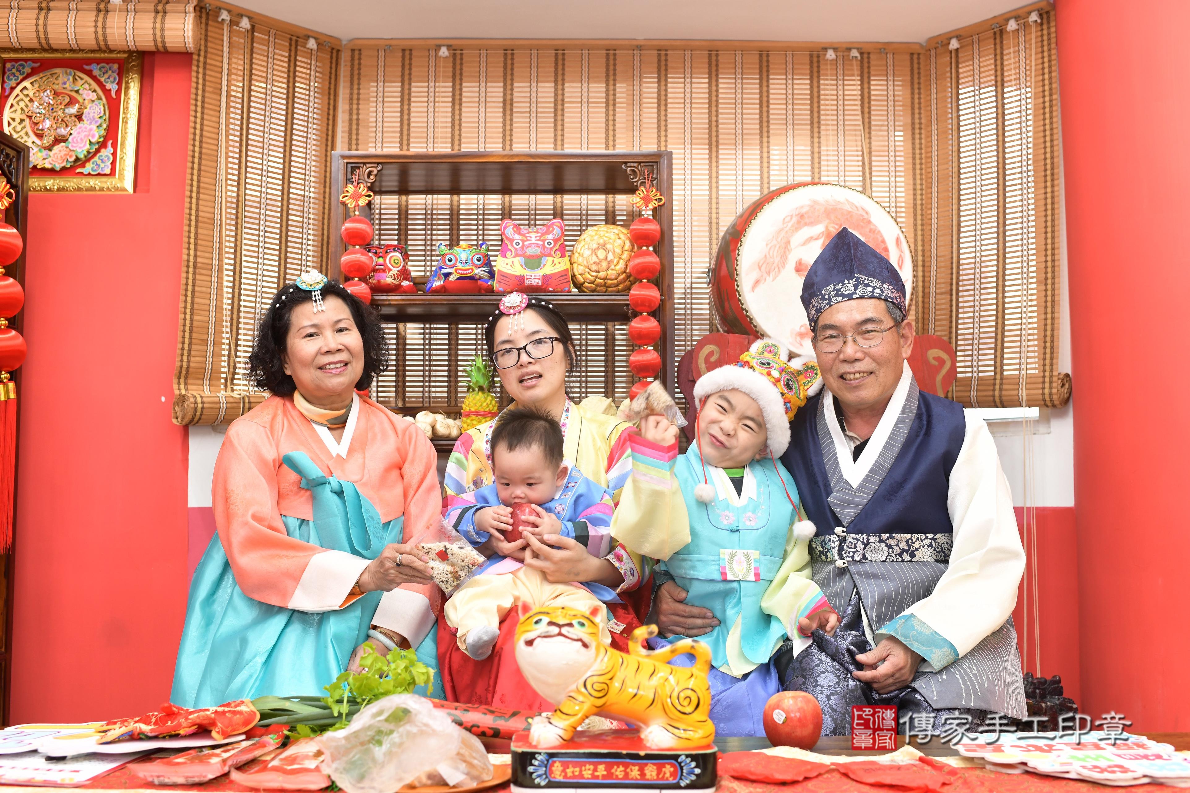 傳家手工印章高雄店、抓周、度脺、中國風會場、傳家嬰兒古禮、吉祥話、抓周道具物品24種、拍照。抓周證書。寶寶抓周、滿周歲、生日快樂、祝福