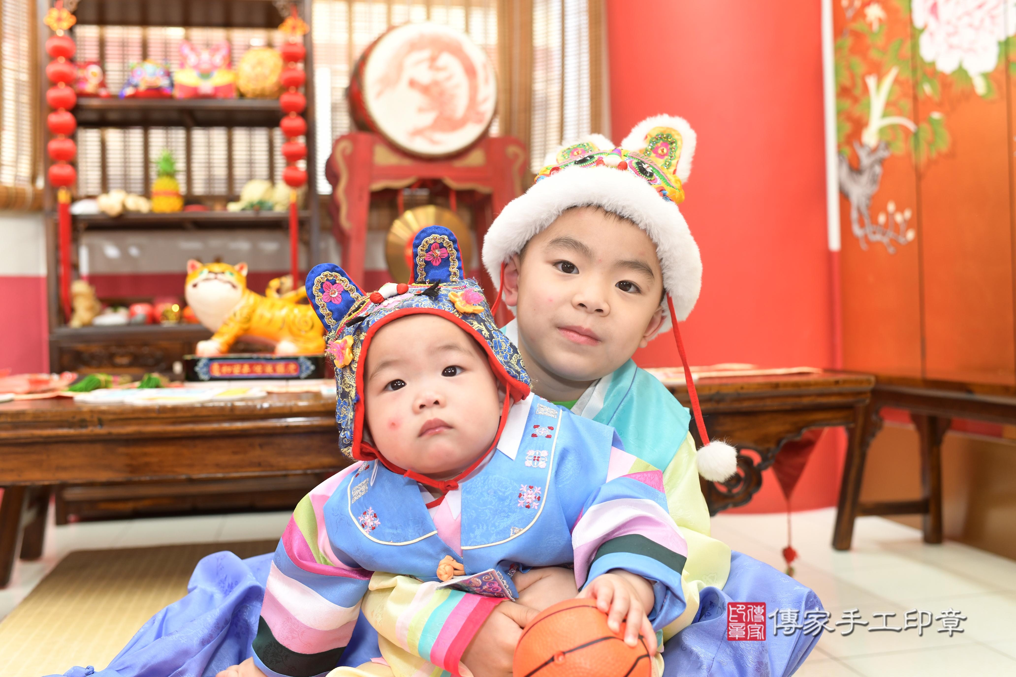 傳家手工印章高雄店、抓周、度脺、中國風會場、傳家嬰兒古禮、吉祥話、抓周道具物品24種、拍照。抓周證書。寶寶抓周、滿周歲、生日快樂、祝福