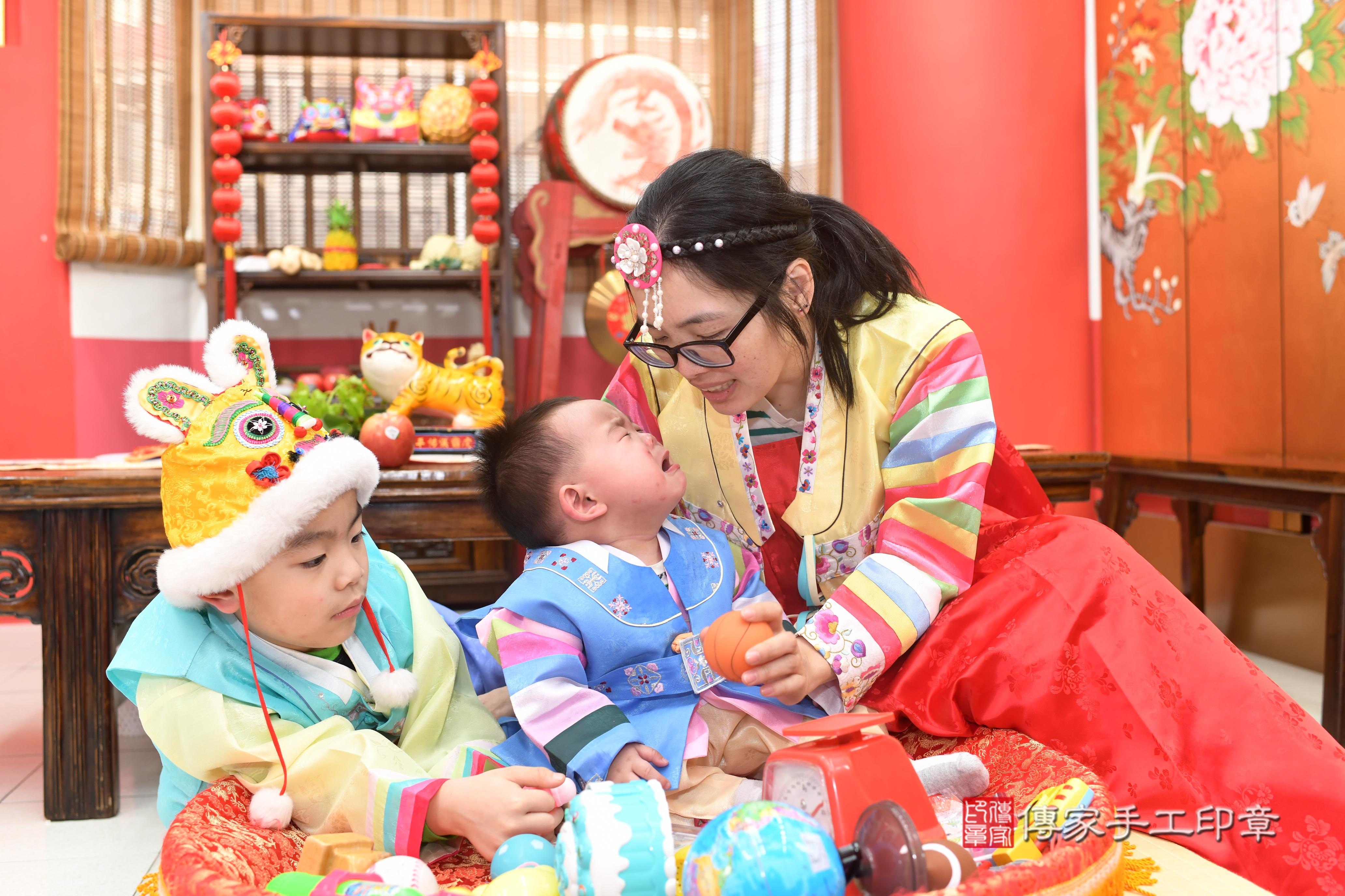 傳家手工印章高雄店、抓周、度脺、中國風會場、傳家嬰兒古禮、吉祥話、抓周道具物品24種、拍照。抓周證書。寶寶抓周、滿周歲、生日快樂、祝福