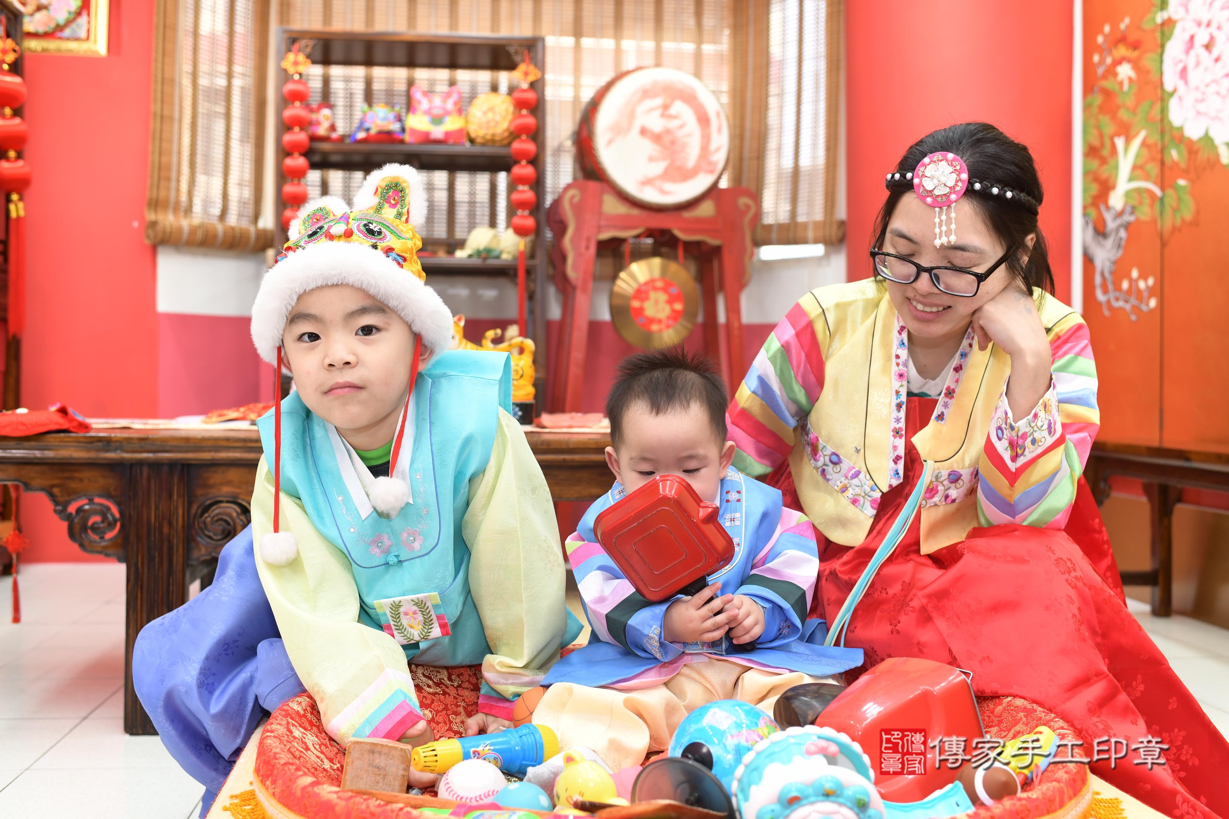 傳家手工印章高雄店、抓周、度脺、中國風會場、傳家嬰兒古禮、吉祥話、抓周道具物品24種、拍照。抓周證書。寶寶抓周、滿周歲、生日快樂、祝福