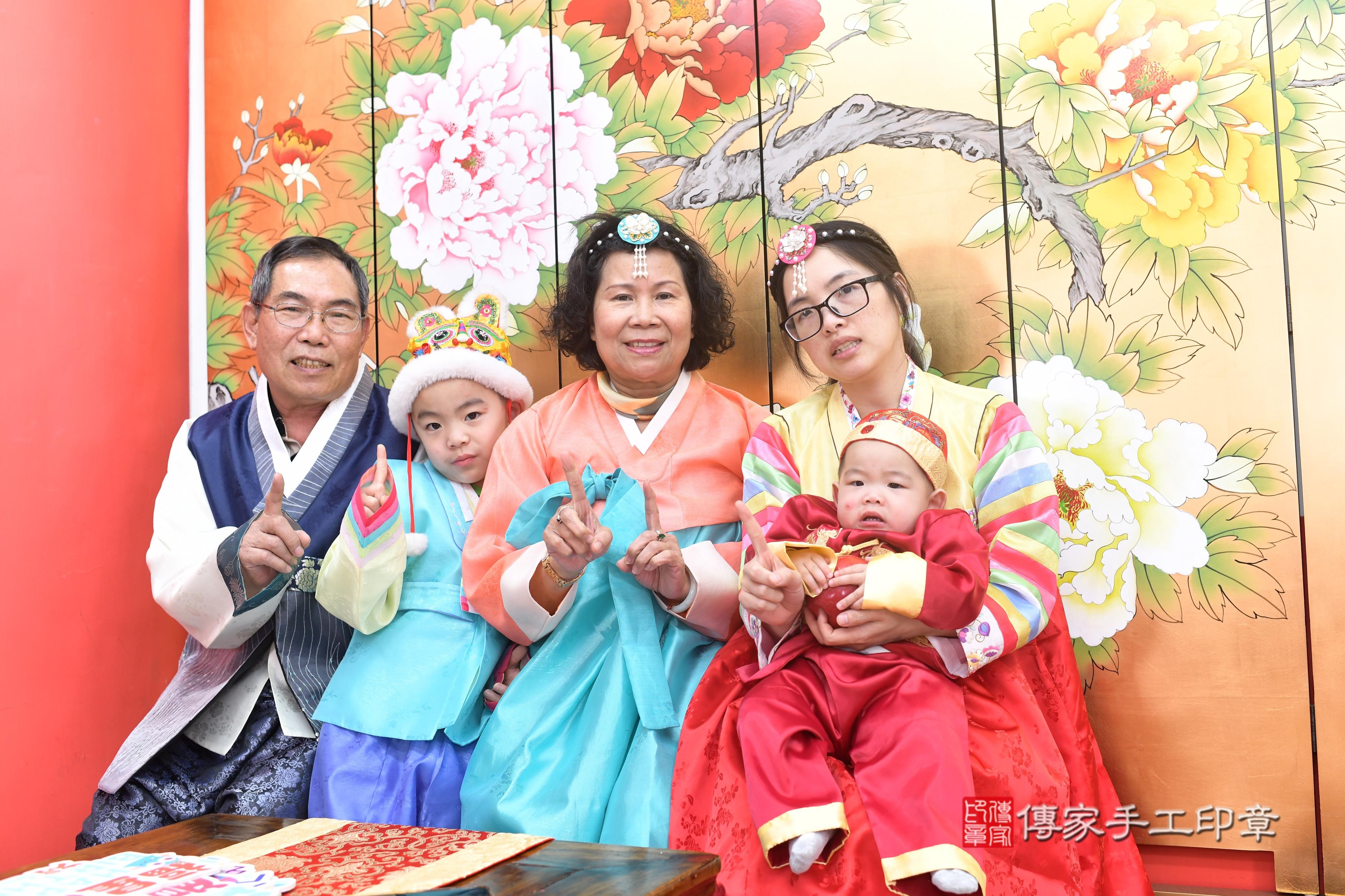 傳家手工印章高雄店、抓周、度脺、中國風會場、傳家嬰兒古禮、吉祥話、抓周道具物品24種、拍照。抓周證書。寶寶抓周、滿周歲、生日快樂、祝福