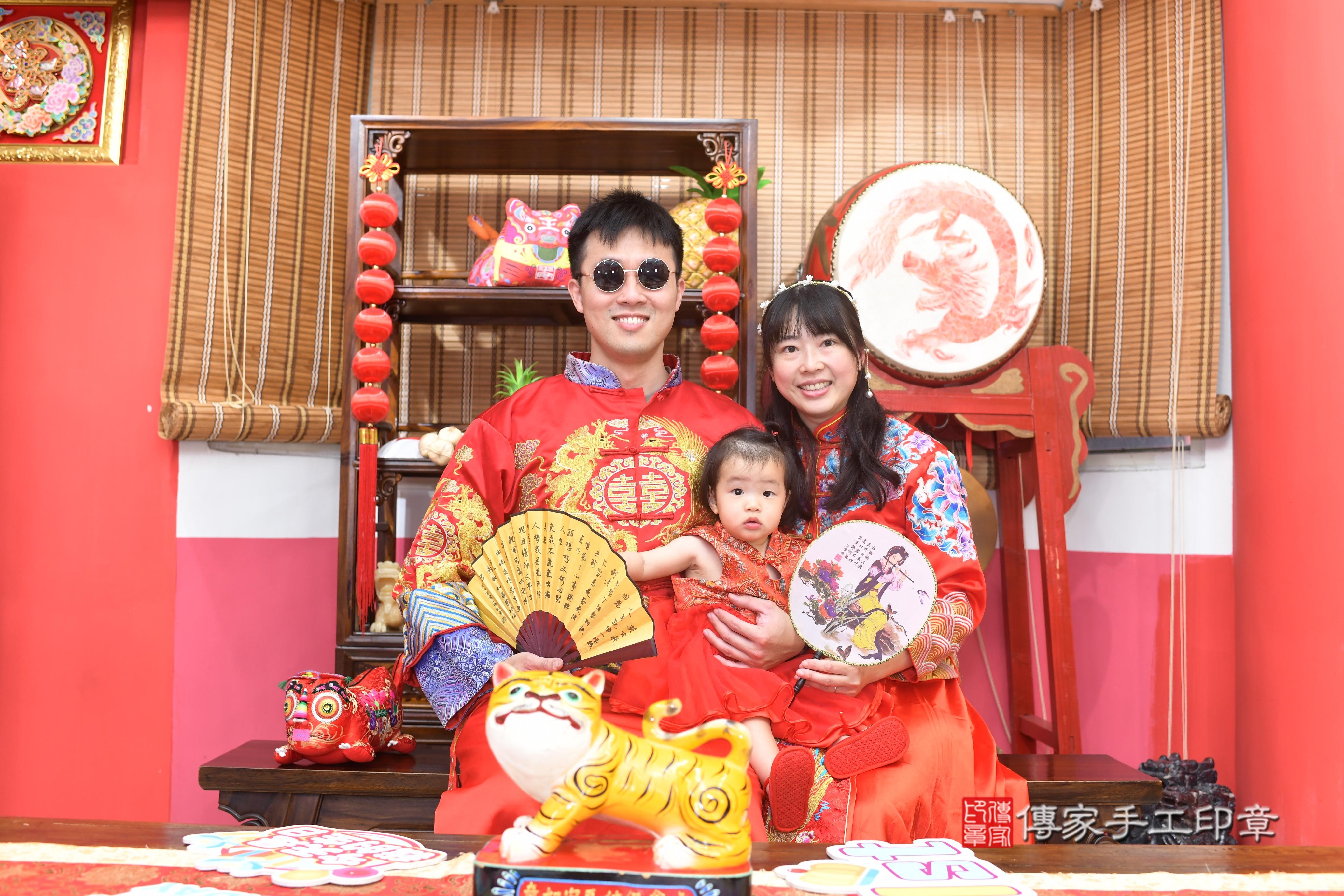 傳家手工印章高雄店、抓周、度脺、中國風會場、傳家嬰兒古禮、吉祥話、抓周道具物品24種、拍照。抓周證書。寶寶抓周、滿周歲、生日快樂、祝福