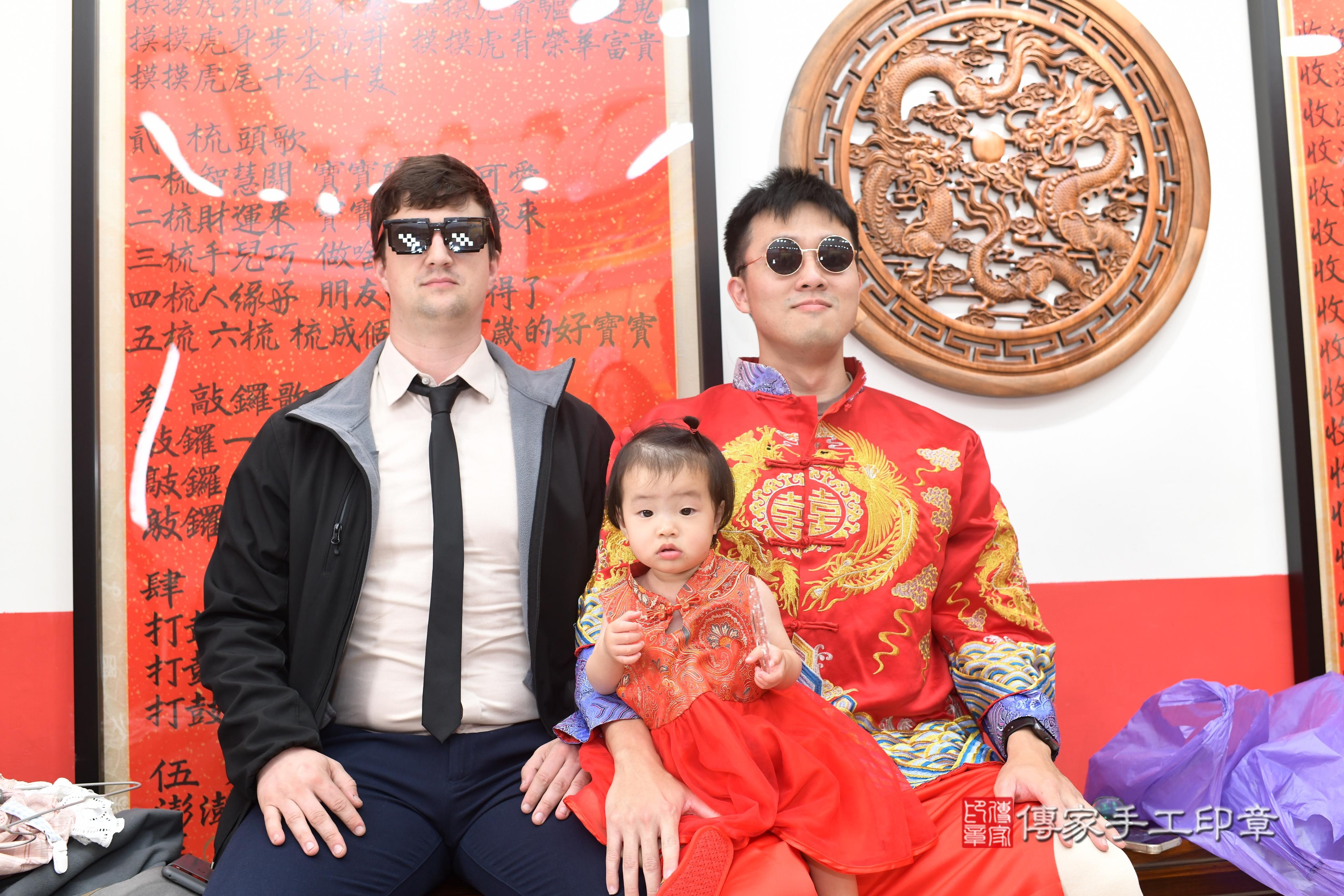 傳家手工印章高雄店、抓周、度脺、中國風會場、傳家嬰兒古禮、吉祥話、抓周道具物品24種、拍照。抓周證書。寶寶抓周、滿周歲、生日快樂、祝福