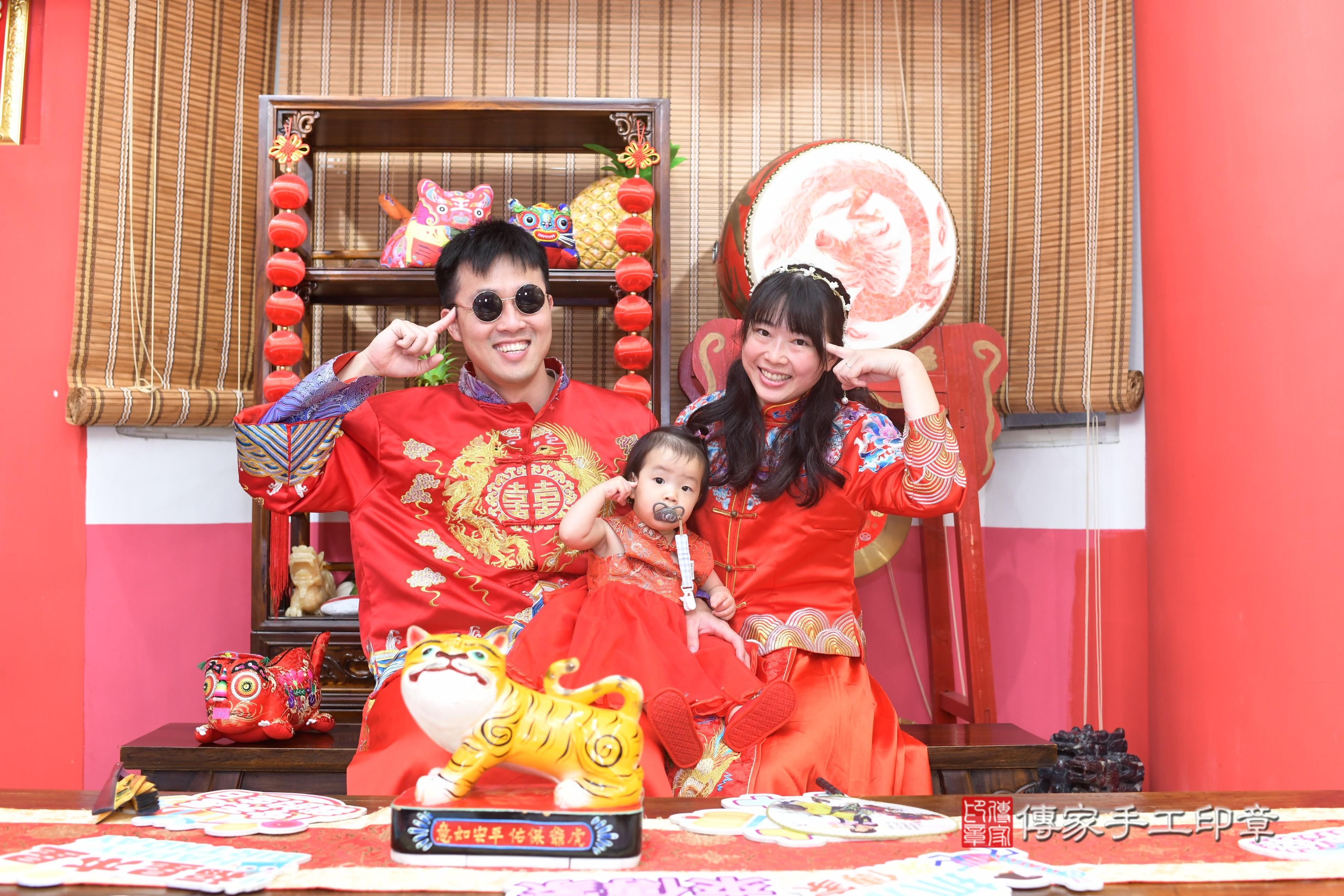 傳家手工印章高雄店、抓周、度脺、中國風會場、傳家嬰兒古禮、吉祥話、抓周道具物品24種、拍照。抓周證書。寶寶抓周、滿周歲、生日快樂、祝福