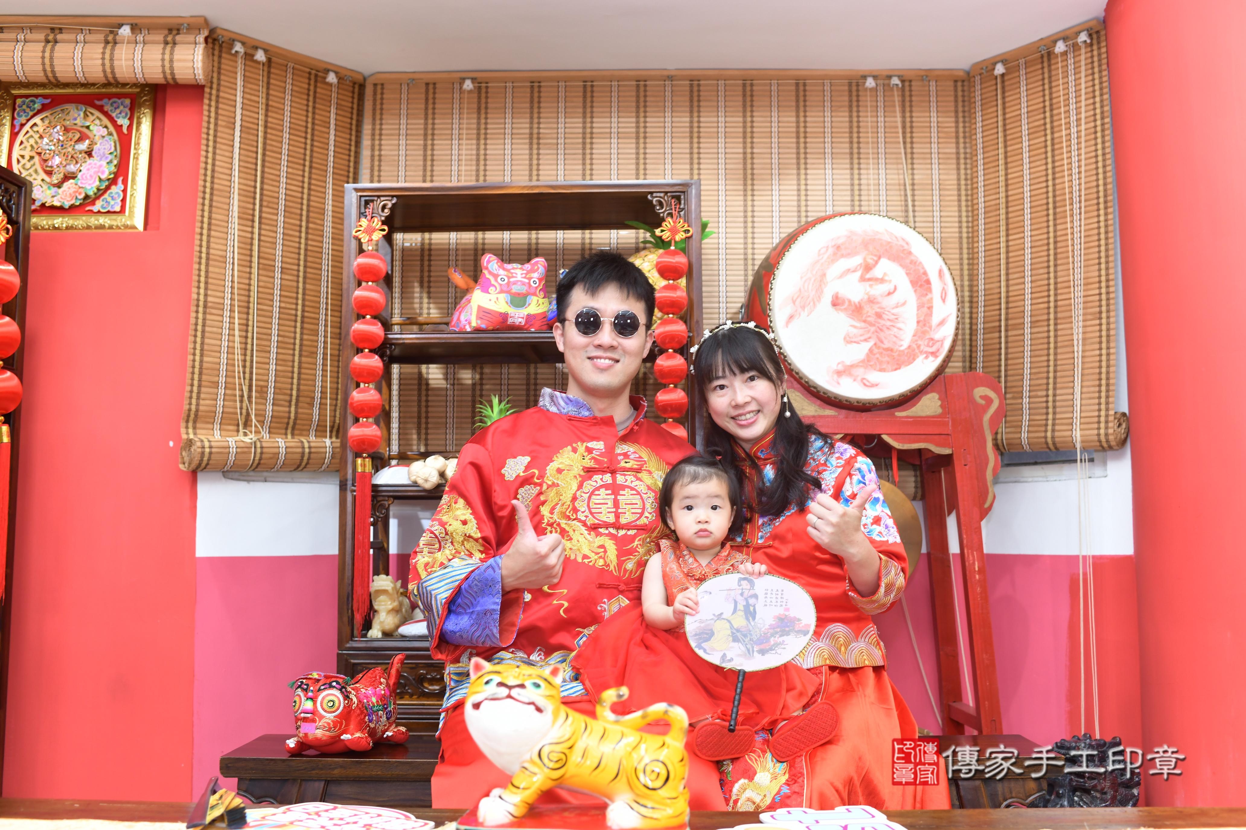 傳家手工印章高雄店、抓周、度脺、中國風會場、傳家嬰兒古禮、吉祥話、抓周道具物品24種、拍照。抓周證書。寶寶抓周、滿周歲、生日快樂、祝福