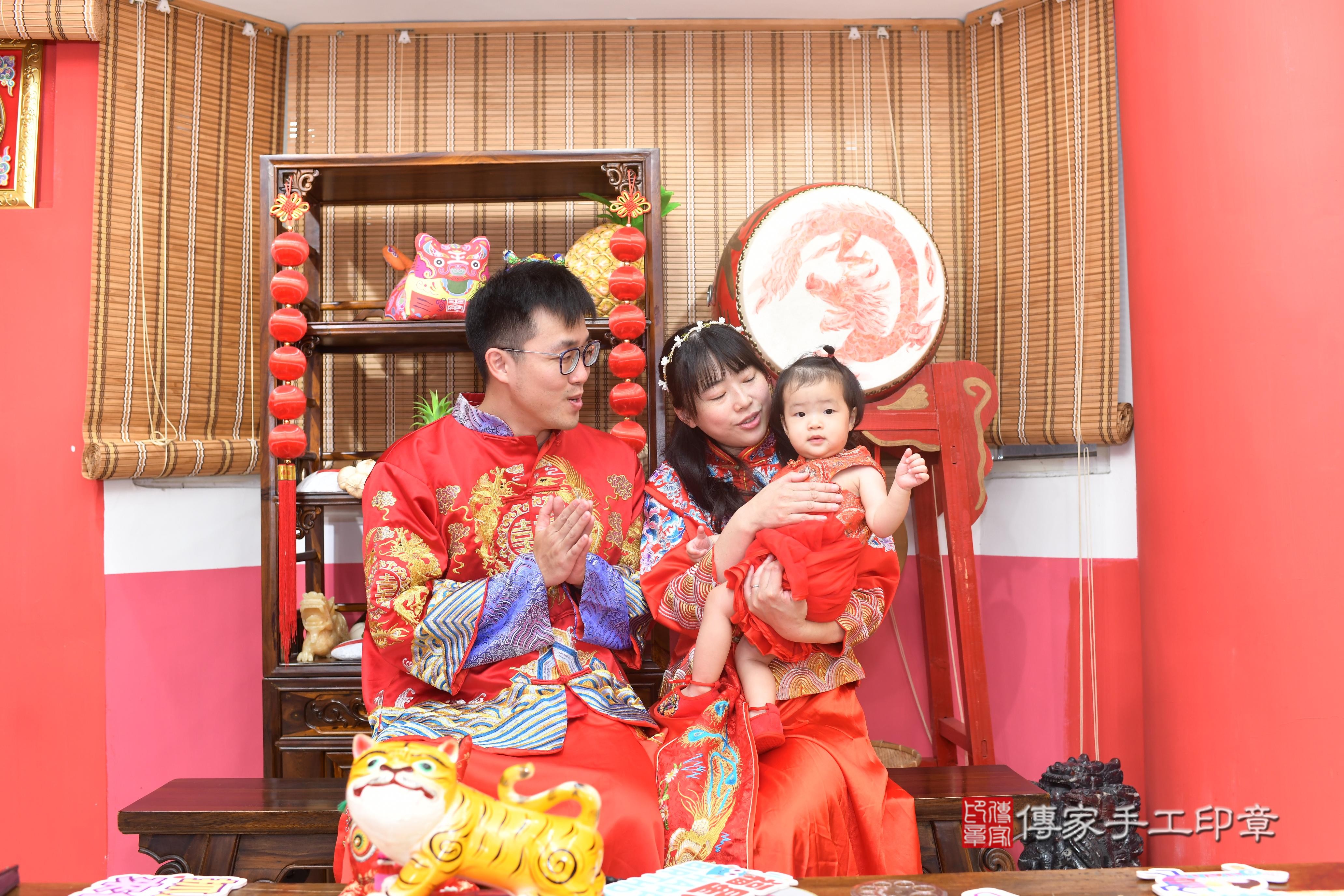 傳家手工印章高雄店、抓周、度脺、中國風會場、傳家嬰兒古禮、吉祥話、抓周道具物品24種、拍照。抓周證書。寶寶抓周、滿周歲、生日快樂、祝福