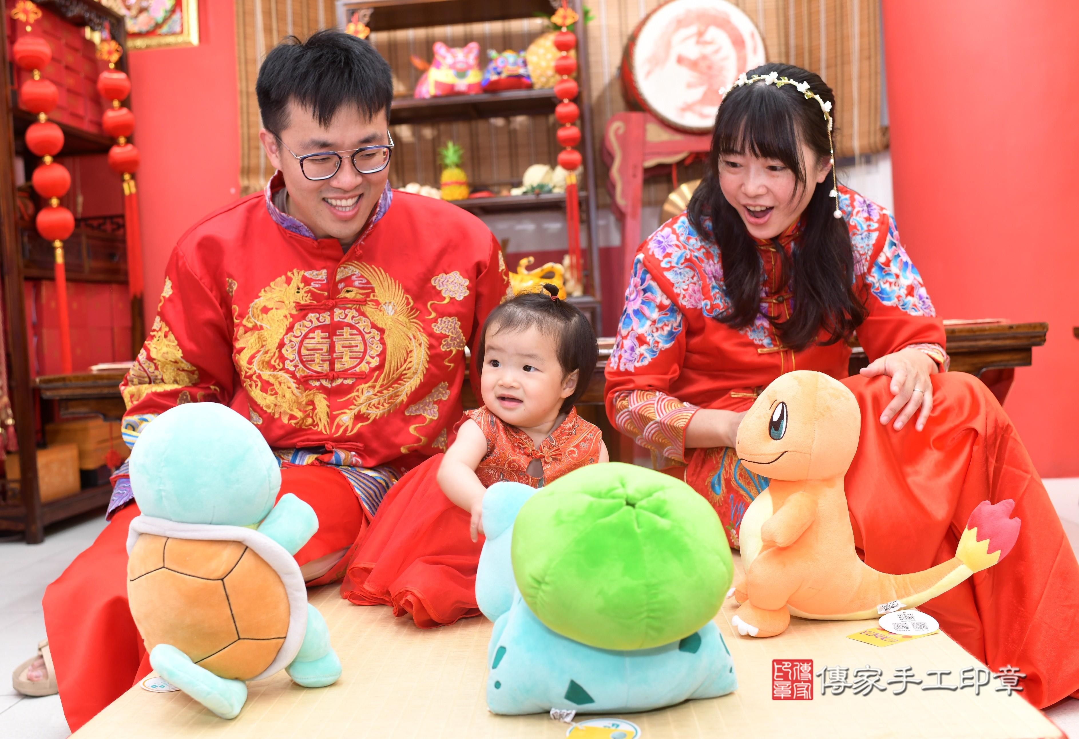 傳家手工印章高雄店、抓周、度脺、中國風會場、傳家嬰兒古禮、吉祥話、抓周道具物品24種、拍照。抓周證書。寶寶抓周、滿周歲、生日快樂、祝福