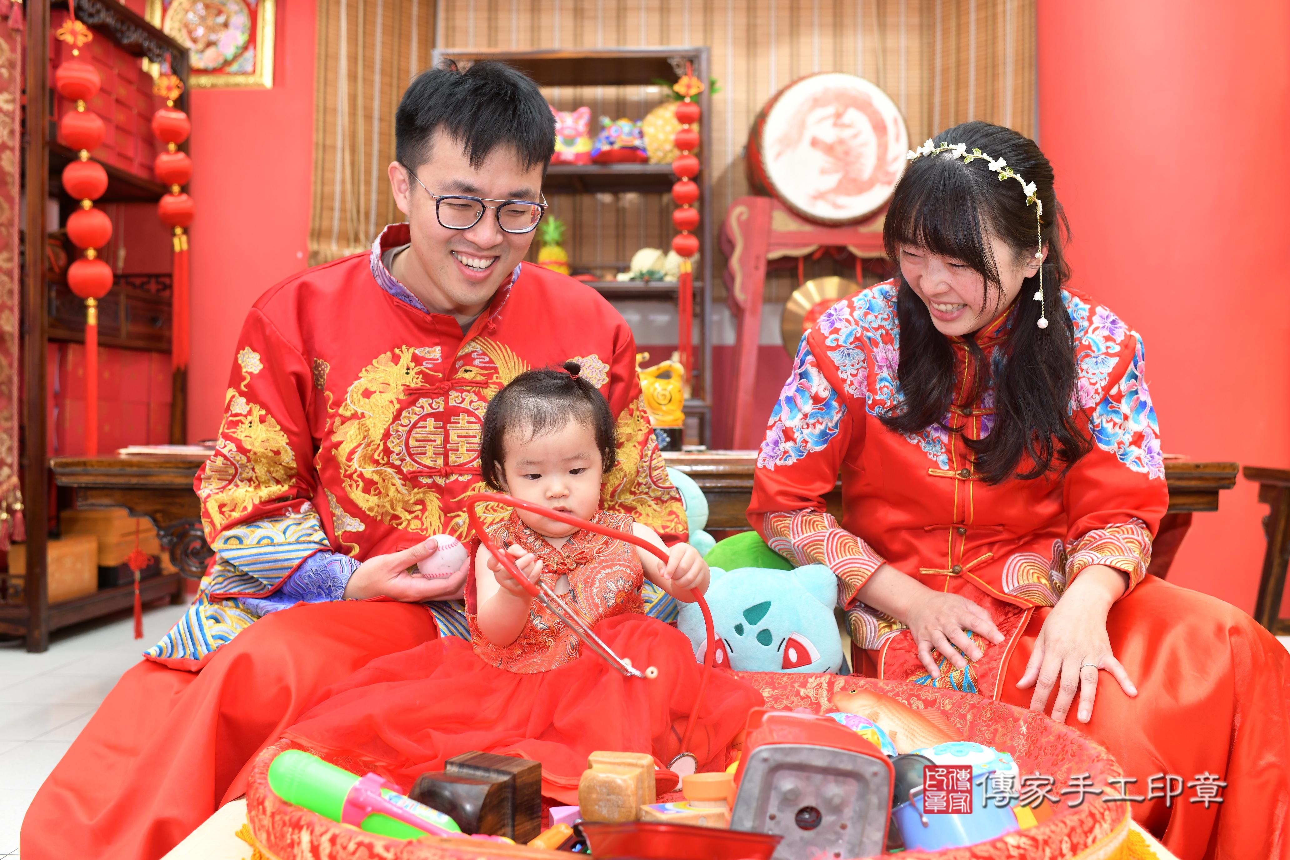 傳家手工印章高雄店、抓周、度脺、中國風會場、傳家嬰兒古禮、吉祥話、抓周道具物品24種、拍照。抓周證書。寶寶抓周、滿周歲、生日快樂、祝福