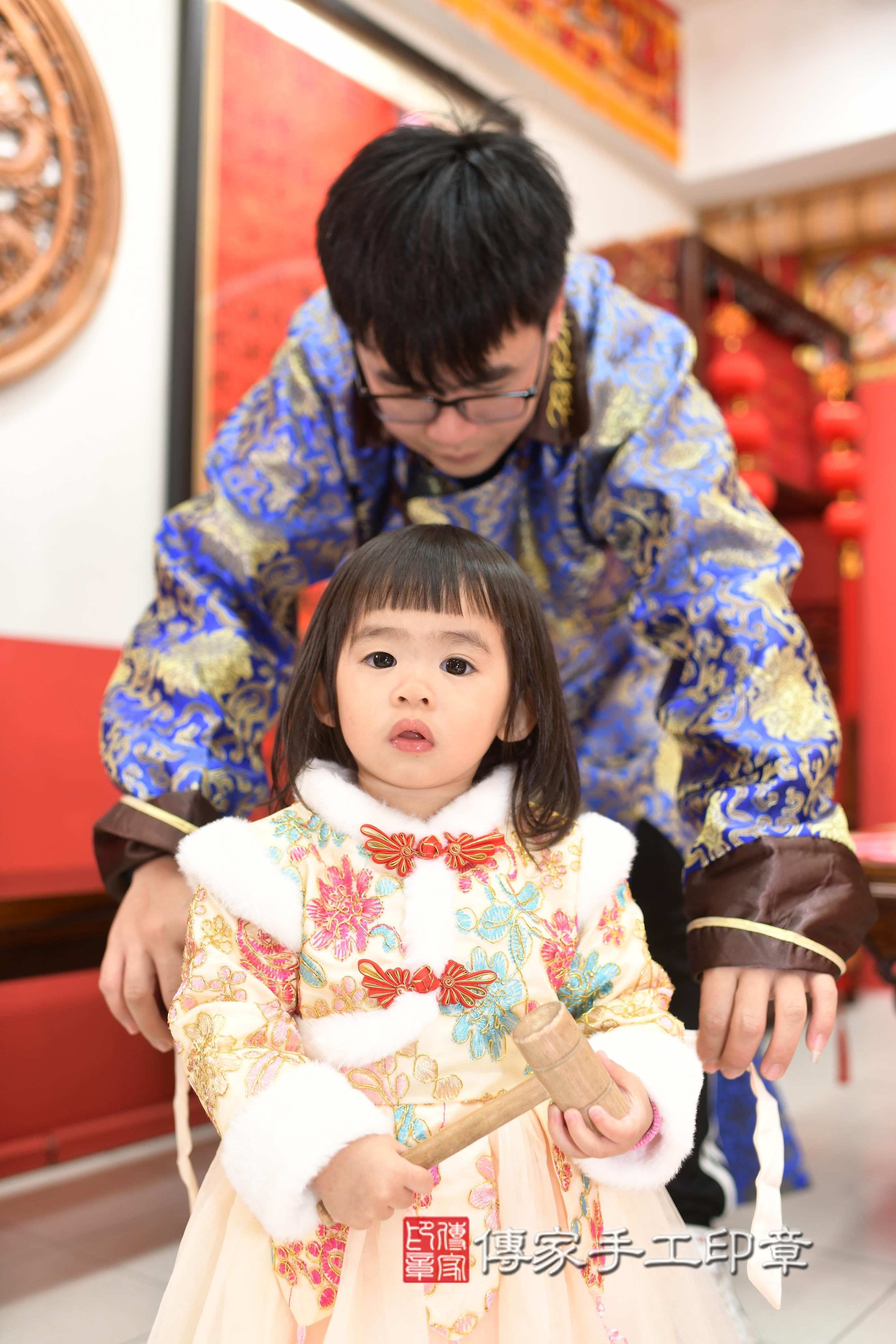 傳家手工印章高雄店、抓周、度脺、中國風會場、傳家嬰兒古禮、吉祥話、抓周道具物品24種、拍照。抓周證書。寶寶抓周、滿周歲、生日快樂、祝福