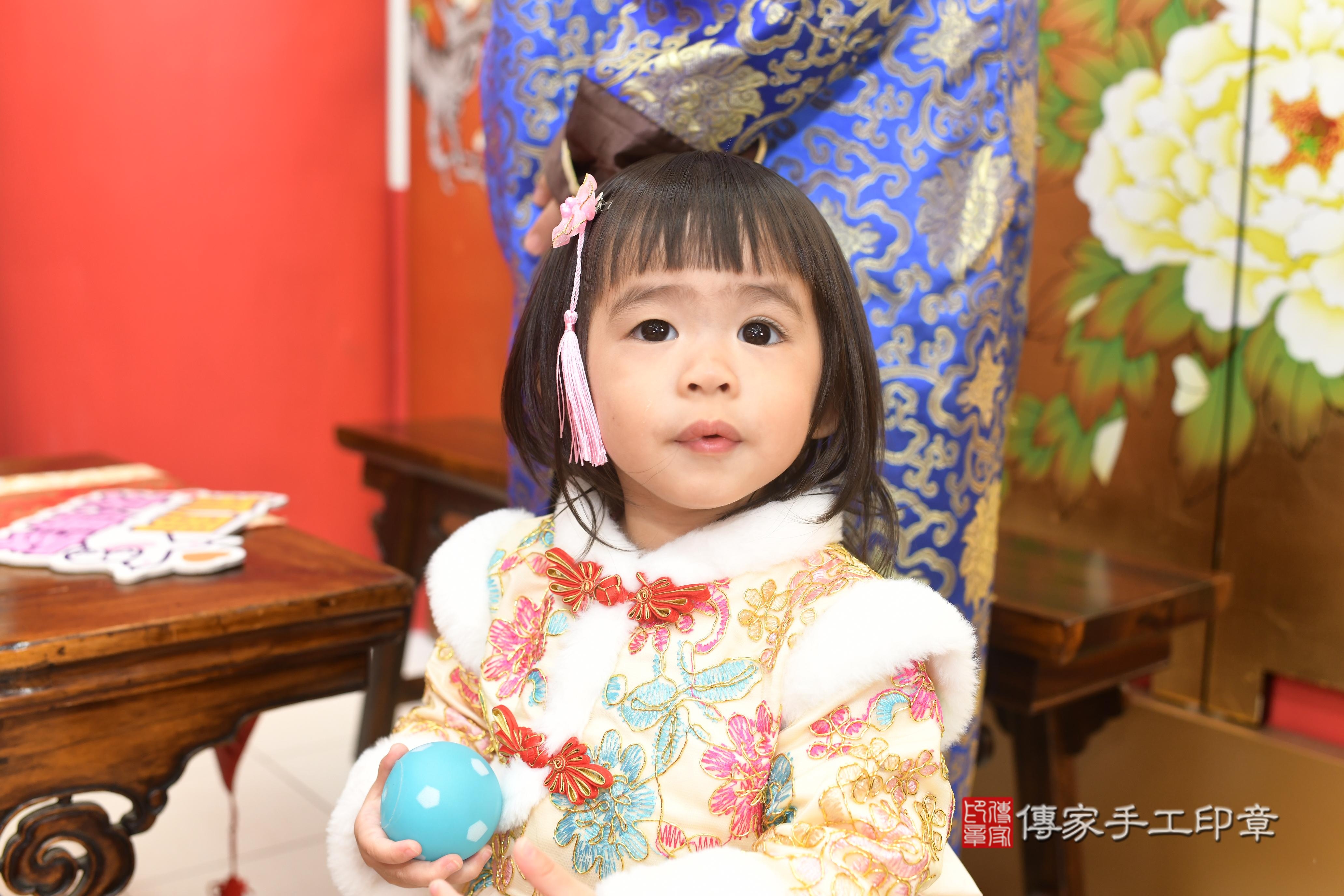 傳家手工印章高雄店、抓周、度脺、中國風會場、傳家嬰兒古禮、吉祥話、抓周道具物品24種、拍照。抓周證書。寶寶抓周、滿周歲、生日快樂、祝福