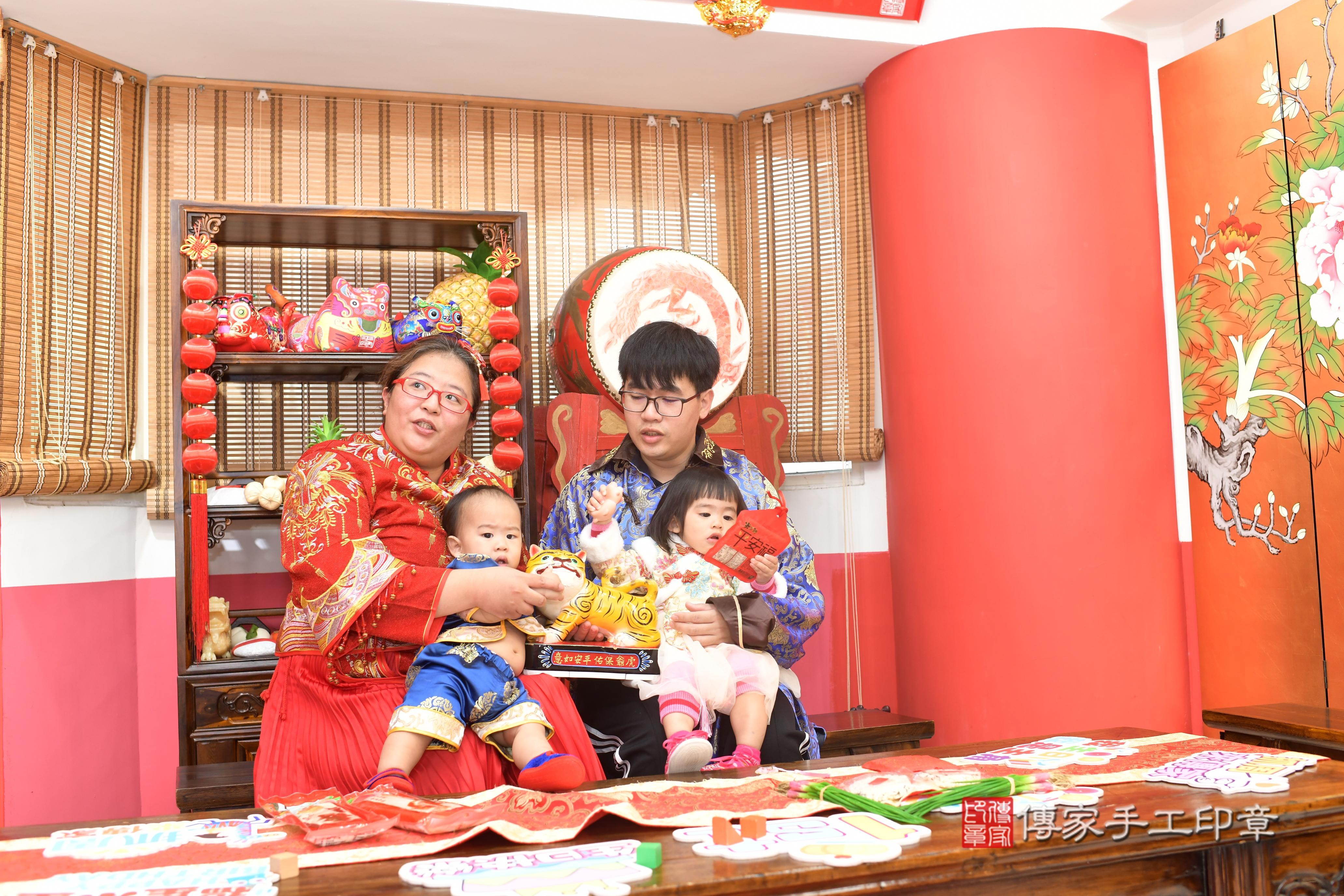 傳家手工印章高雄店、抓周、度脺、中國風會場、傳家嬰兒古禮、吉祥話、抓周道具物品24種、拍照。抓周證書。寶寶抓周、滿周歲、生日快樂、祝福