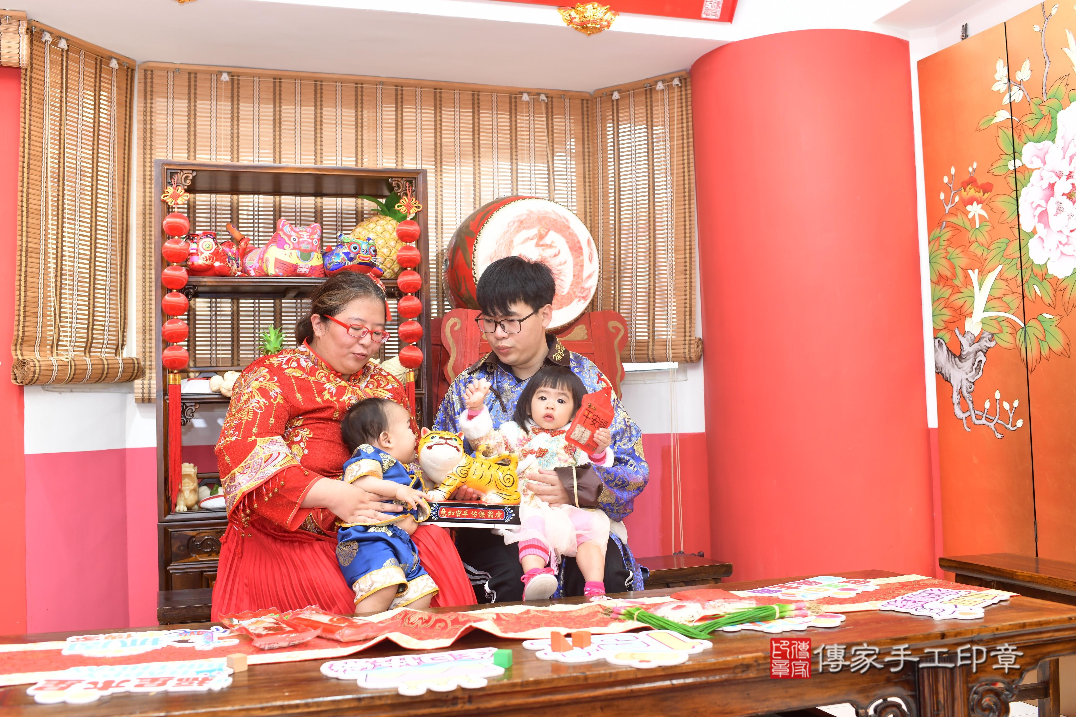 傳家手工印章高雄店、抓周、度脺、中國風會場、傳家嬰兒古禮、吉祥話、抓周道具物品24種、拍照。抓周證書。寶寶抓周、滿周歲、生日快樂、祝福