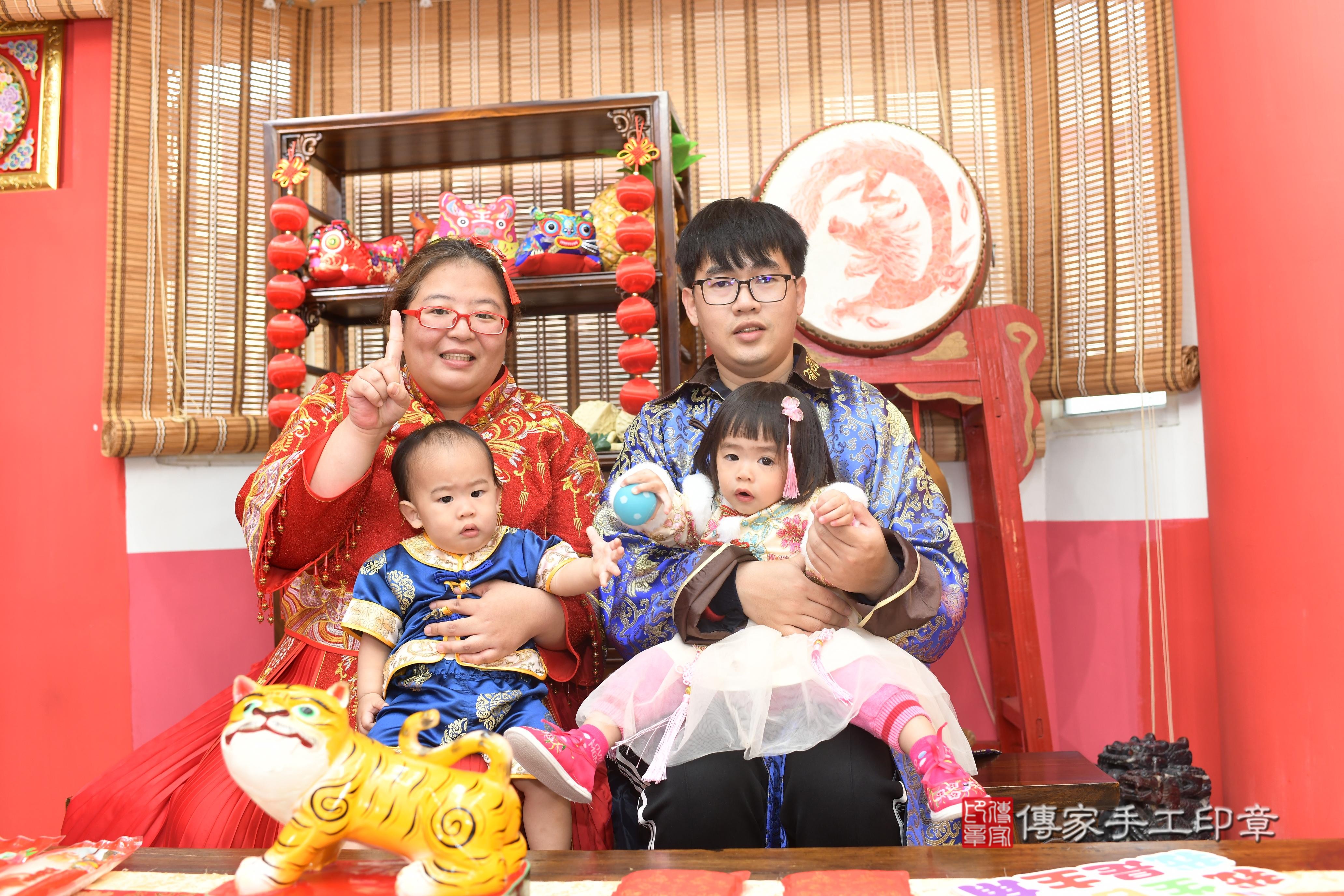 傳家手工印章高雄店、抓周、度脺、中國風會場、傳家嬰兒古禮、吉祥話、抓周道具物品24種、拍照。抓周證書。寶寶抓周、滿周歲、生日快樂、祝福