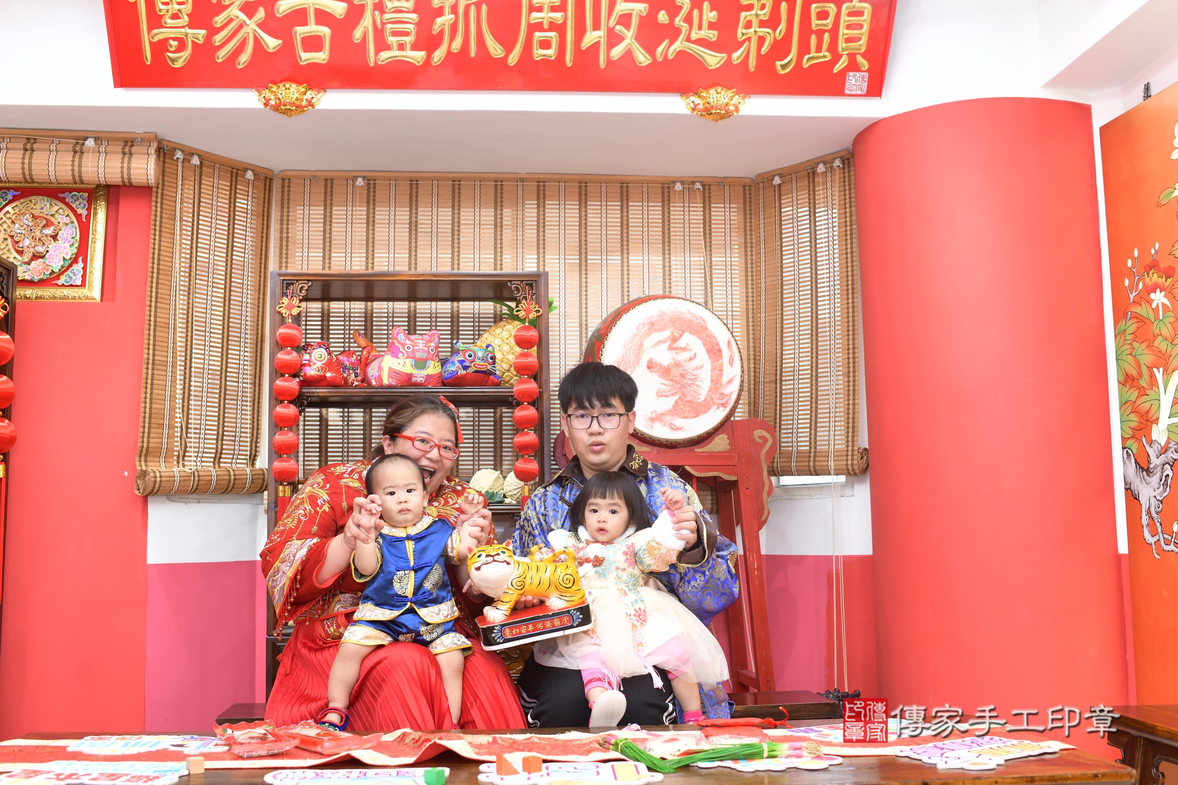 傳家手工印章高雄店、抓周、度脺、中國風會場、傳家嬰兒古禮、吉祥話、抓周道具物品24種、拍照。抓周證書。寶寶抓周、滿周歲、生日快樂、祝福