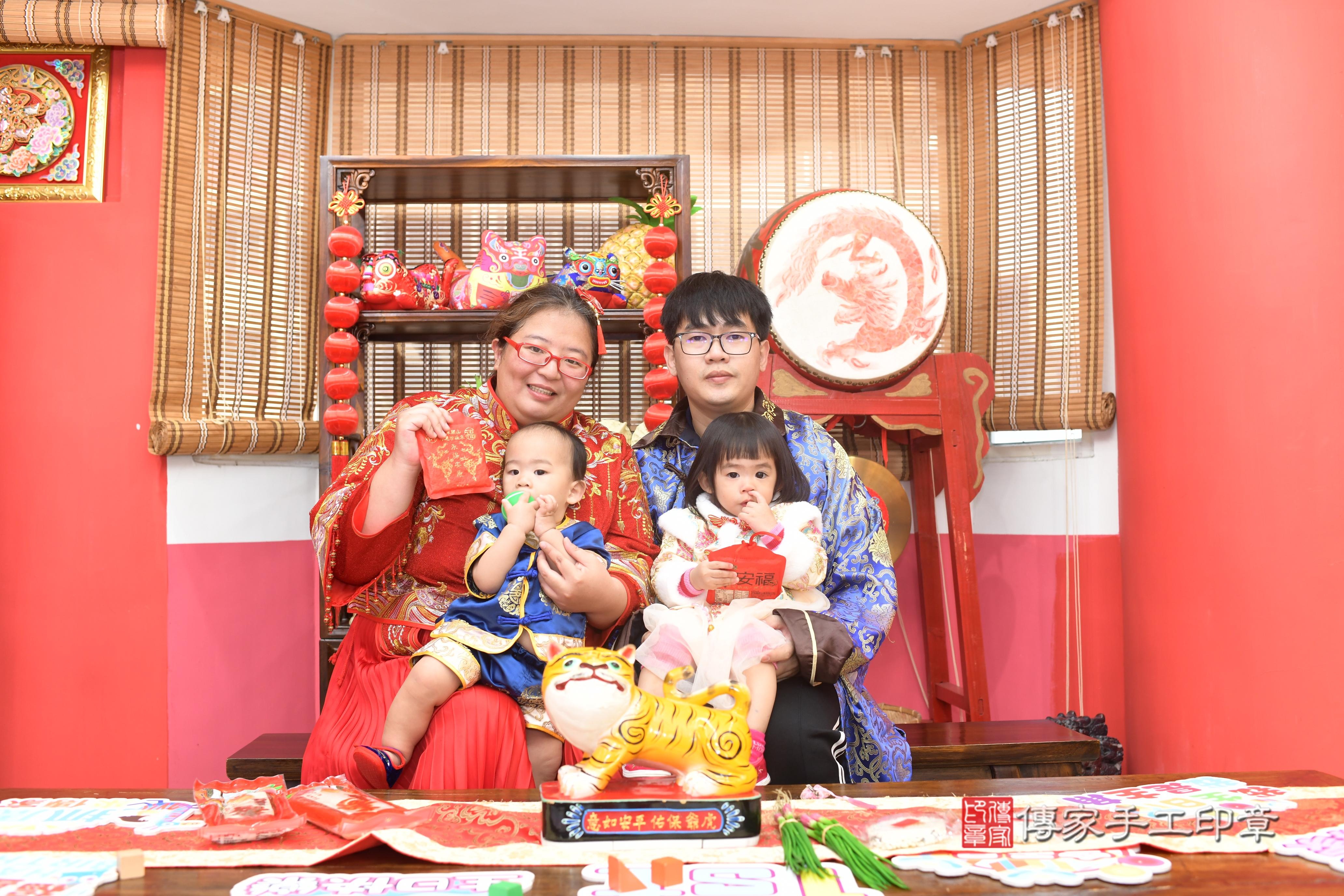 傳家手工印章高雄店、抓周、度脺、中國風會場、傳家嬰兒古禮、吉祥話、抓周道具物品24種、拍照。抓周證書。寶寶抓周、滿周歲、生日快樂、祝福