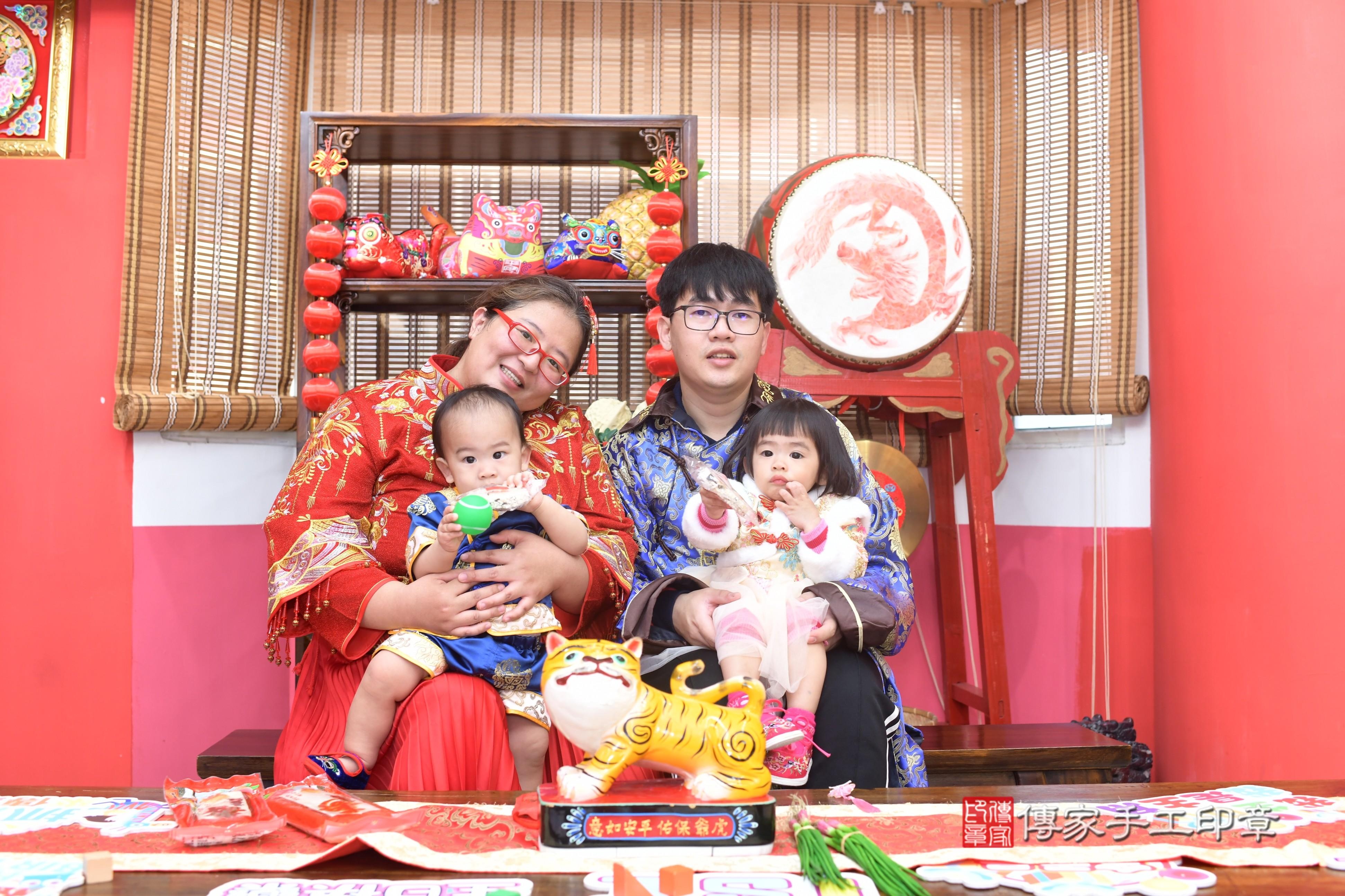 傳家手工印章高雄店、抓周、度脺、中國風會場、傳家嬰兒古禮、吉祥話、抓周道具物品24種、拍照。抓周證書。寶寶抓周、滿周歲、生日快樂、祝福
