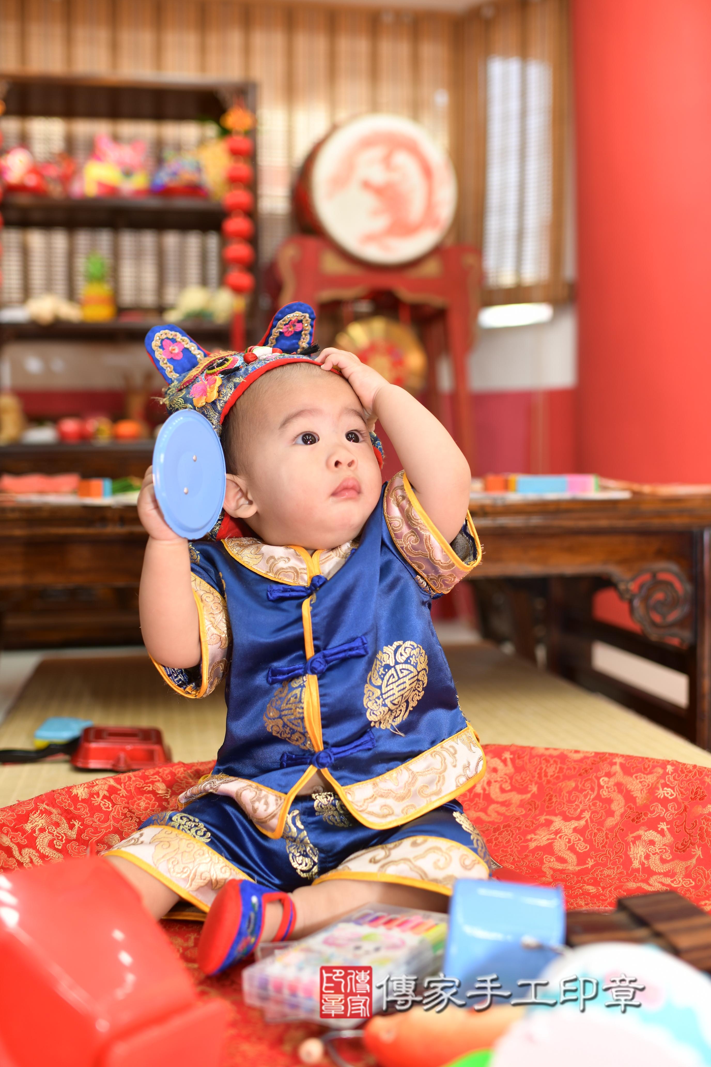 傳家手工印章高雄店、抓周、度脺、中國風會場、傳家嬰兒古禮、吉祥話、抓周道具物品24種、拍照。抓周證書。寶寶抓周、滿周歲、生日快樂、祝福