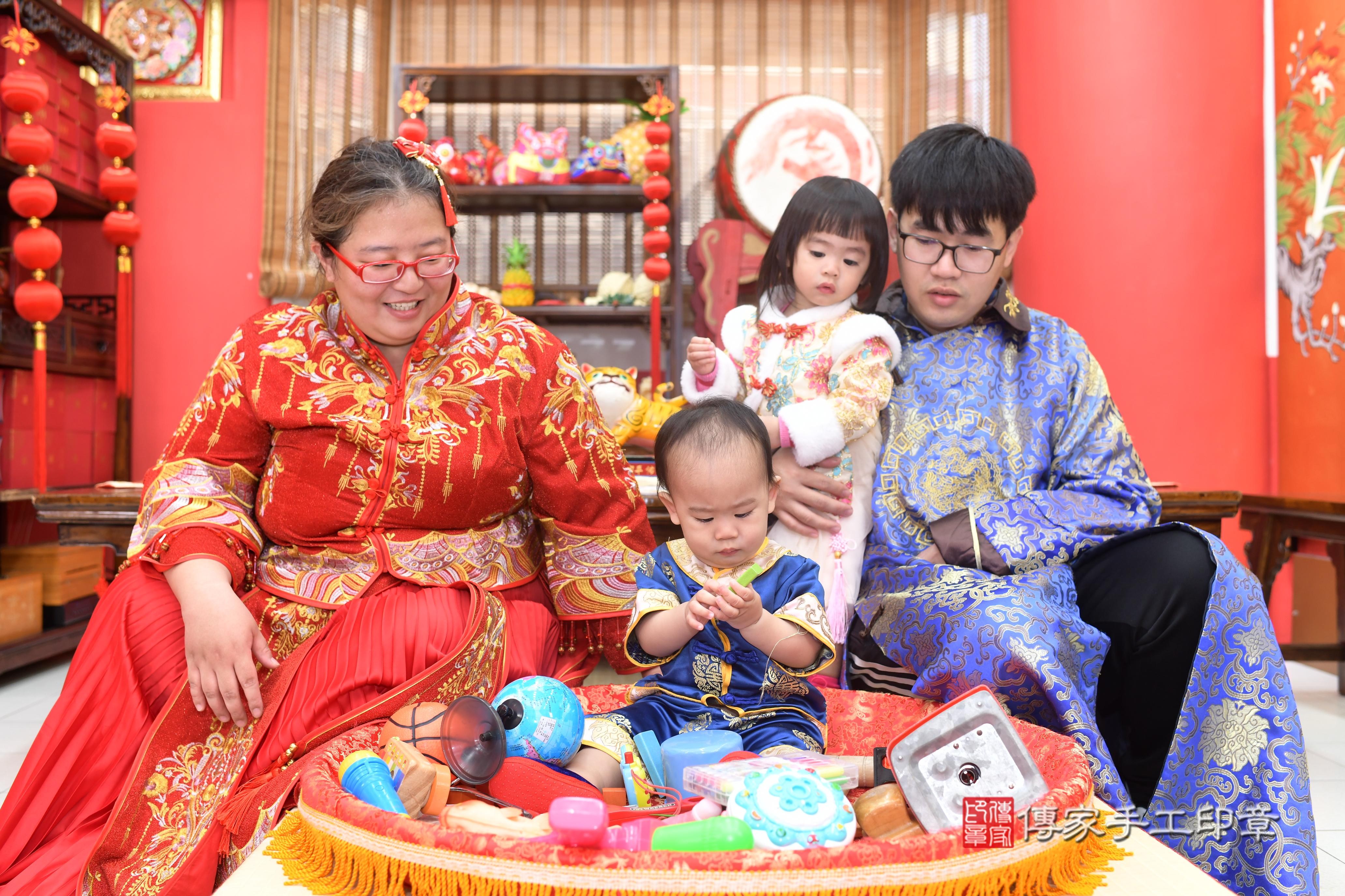 傳家手工印章高雄店、抓周、度脺、中國風會場、傳家嬰兒古禮、吉祥話、抓周道具物品24種、拍照。抓周證書。寶寶抓周、滿周歲、生日快樂、祝福