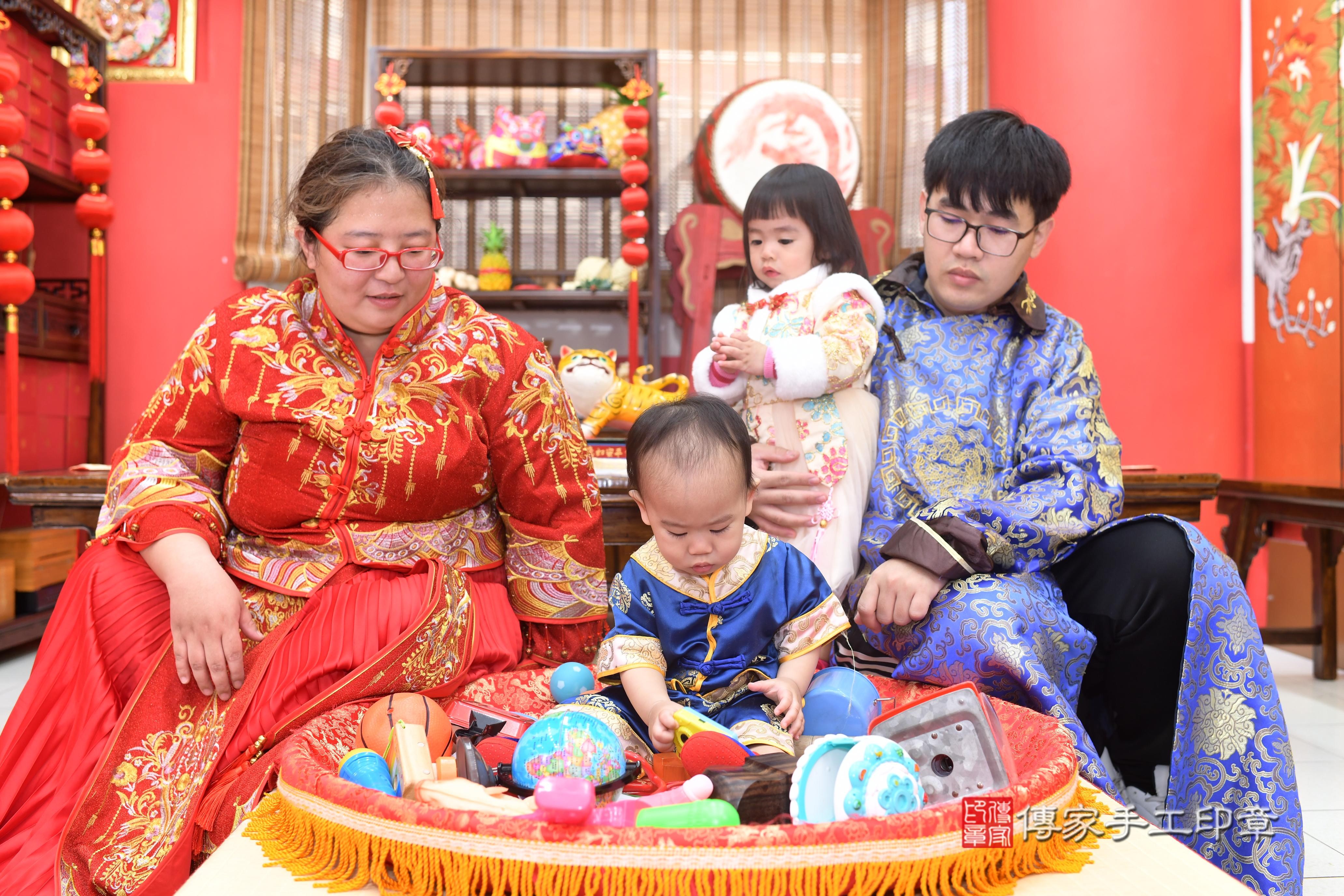 傳家手工印章高雄店、抓周、度脺、中國風會場、傳家嬰兒古禮、吉祥話、抓周道具物品24種、拍照。抓周證書。寶寶抓周、滿周歲、生日快樂、祝福