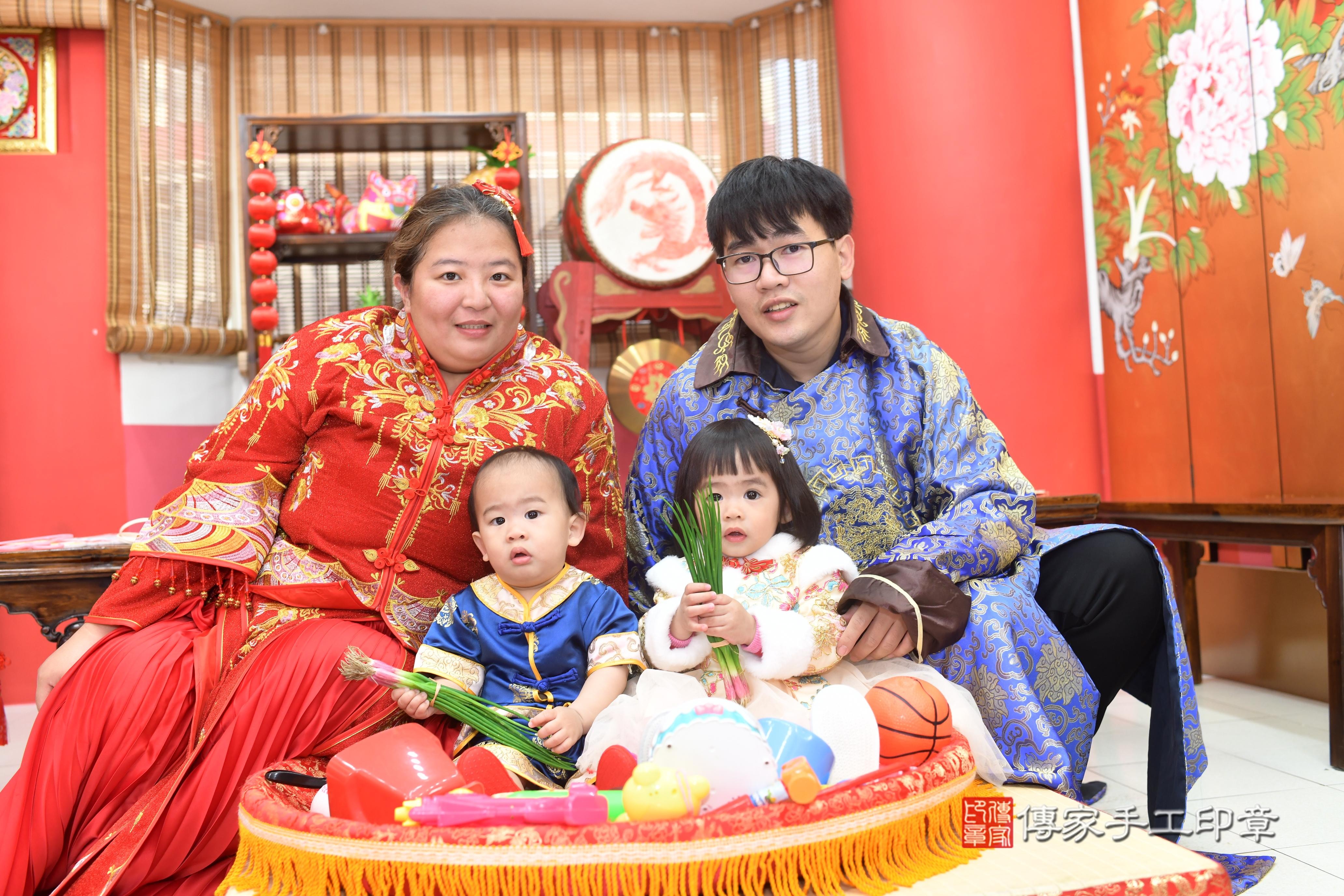 傳家手工印章高雄店、抓周、度脺、中國風會場、傳家嬰兒古禮、吉祥話、抓周道具物品24種、拍照。抓周證書。寶寶抓周、滿周歲、生日快樂、祝福