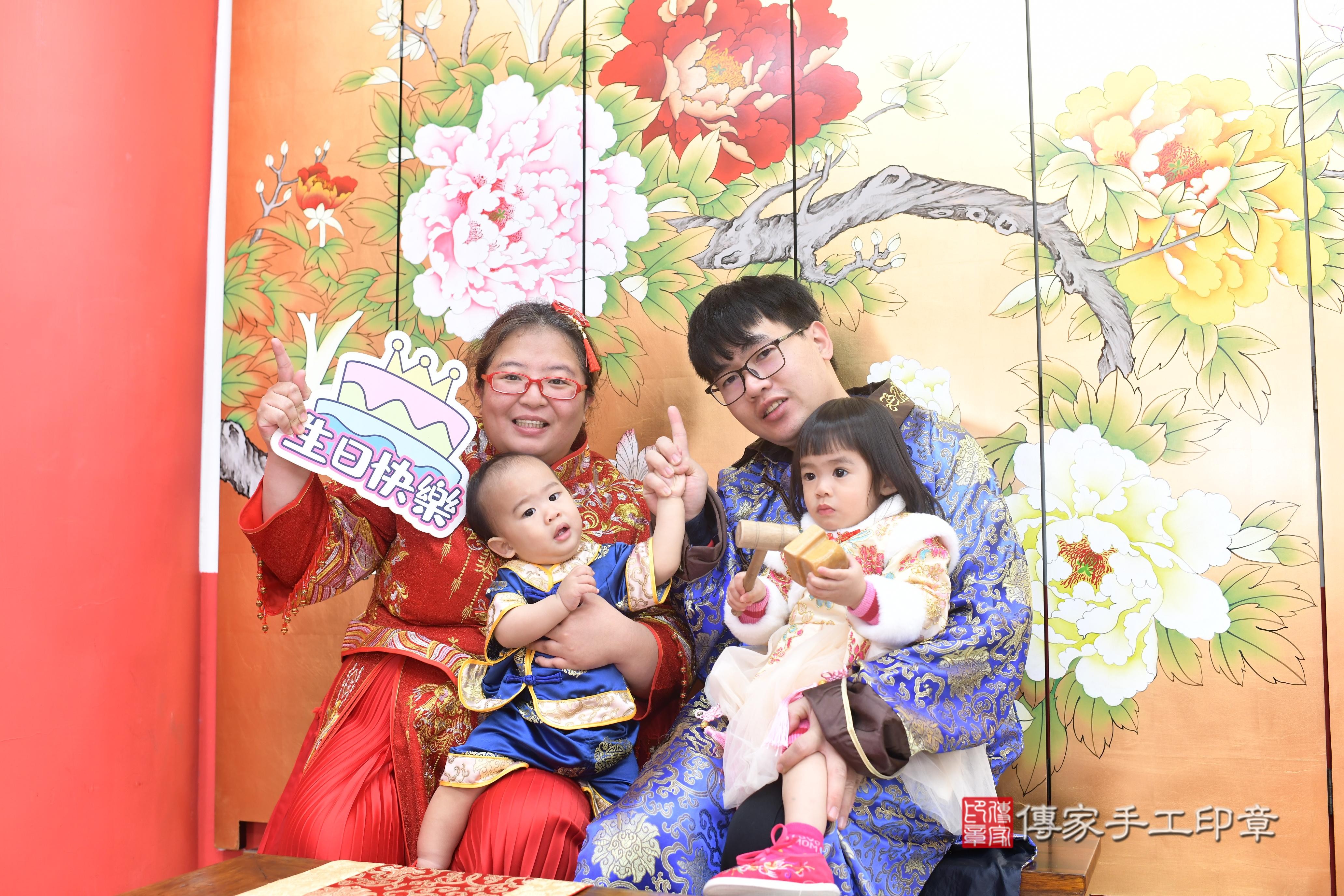 傳家手工印章高雄店、抓周、度脺、中國風會場、傳家嬰兒古禮、吉祥話、抓周道具物品24種、拍照。抓周證書。寶寶抓周、滿周歲、生日快樂、祝福