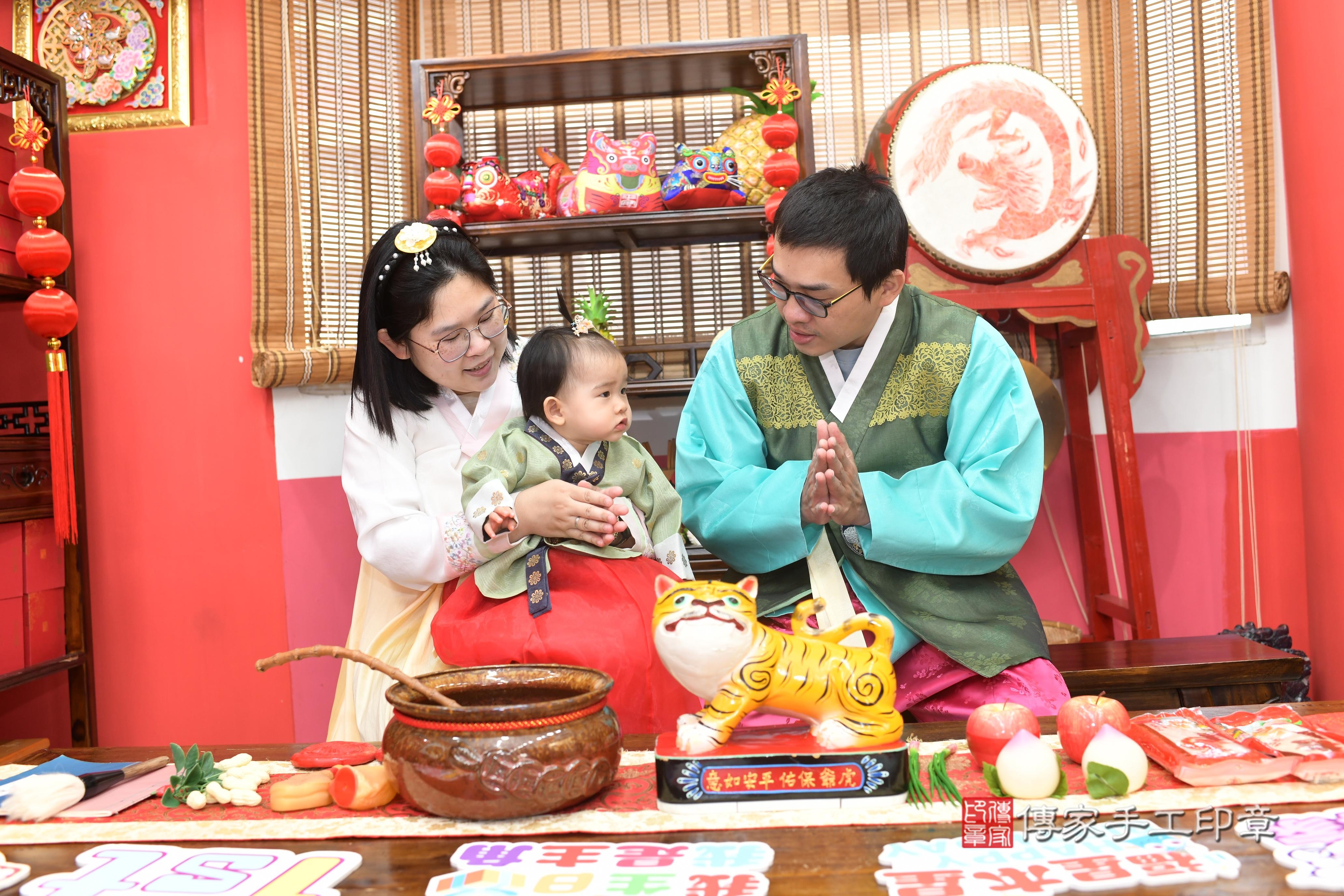 傳家手工印章高雄店、抓周、度脺、中國風會場、傳家嬰兒古禮、吉祥話、抓周道具物品24種、拍照。抓周證書。寶寶抓周、滿周歲、生日快樂、祝福
