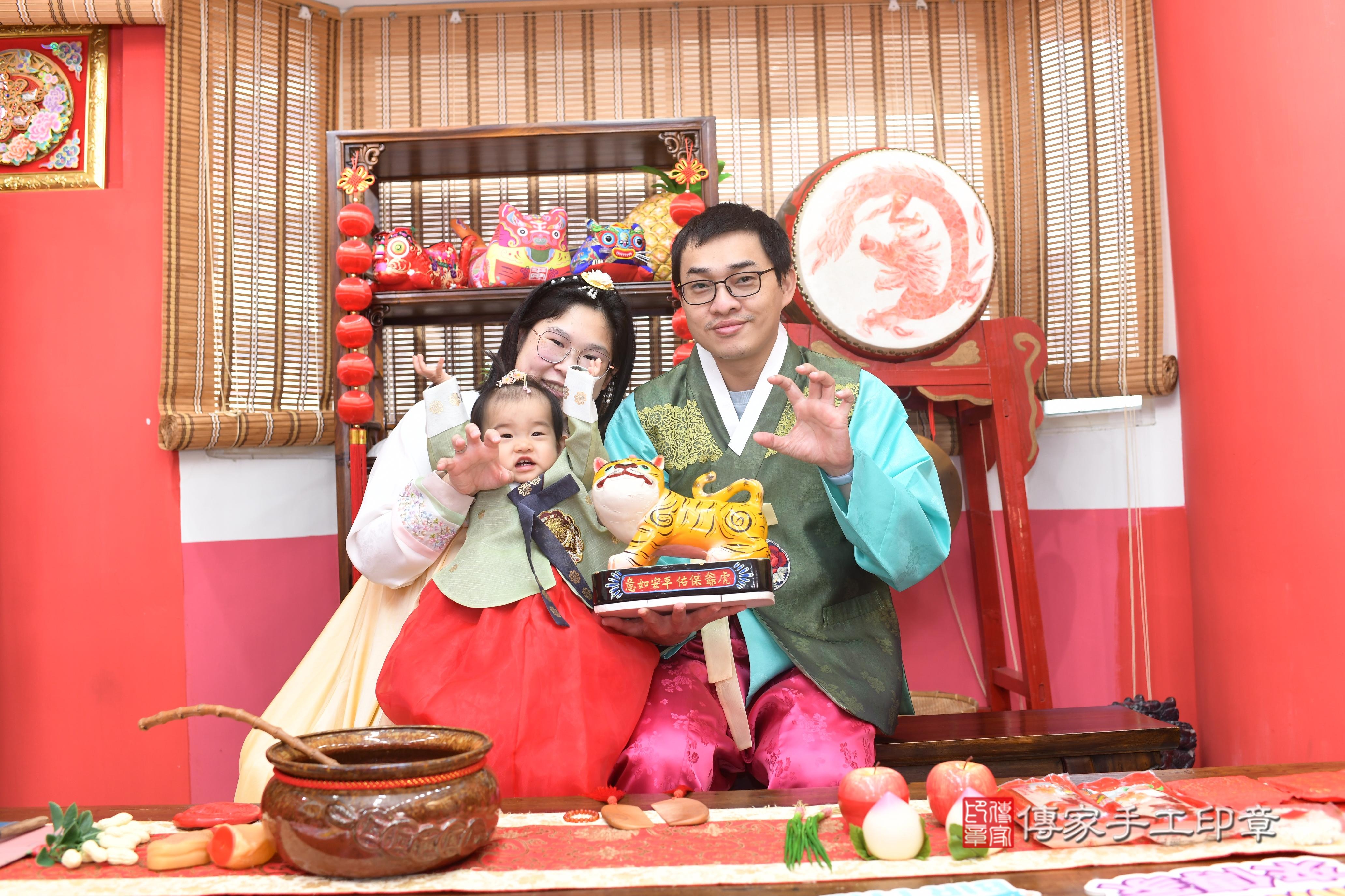 傳家手工印章高雄店、抓周、度脺、中國風會場、傳家嬰兒古禮、吉祥話、抓周道具物品24種、拍照。抓周證書。寶寶抓周、滿周歲、生日快樂、祝福