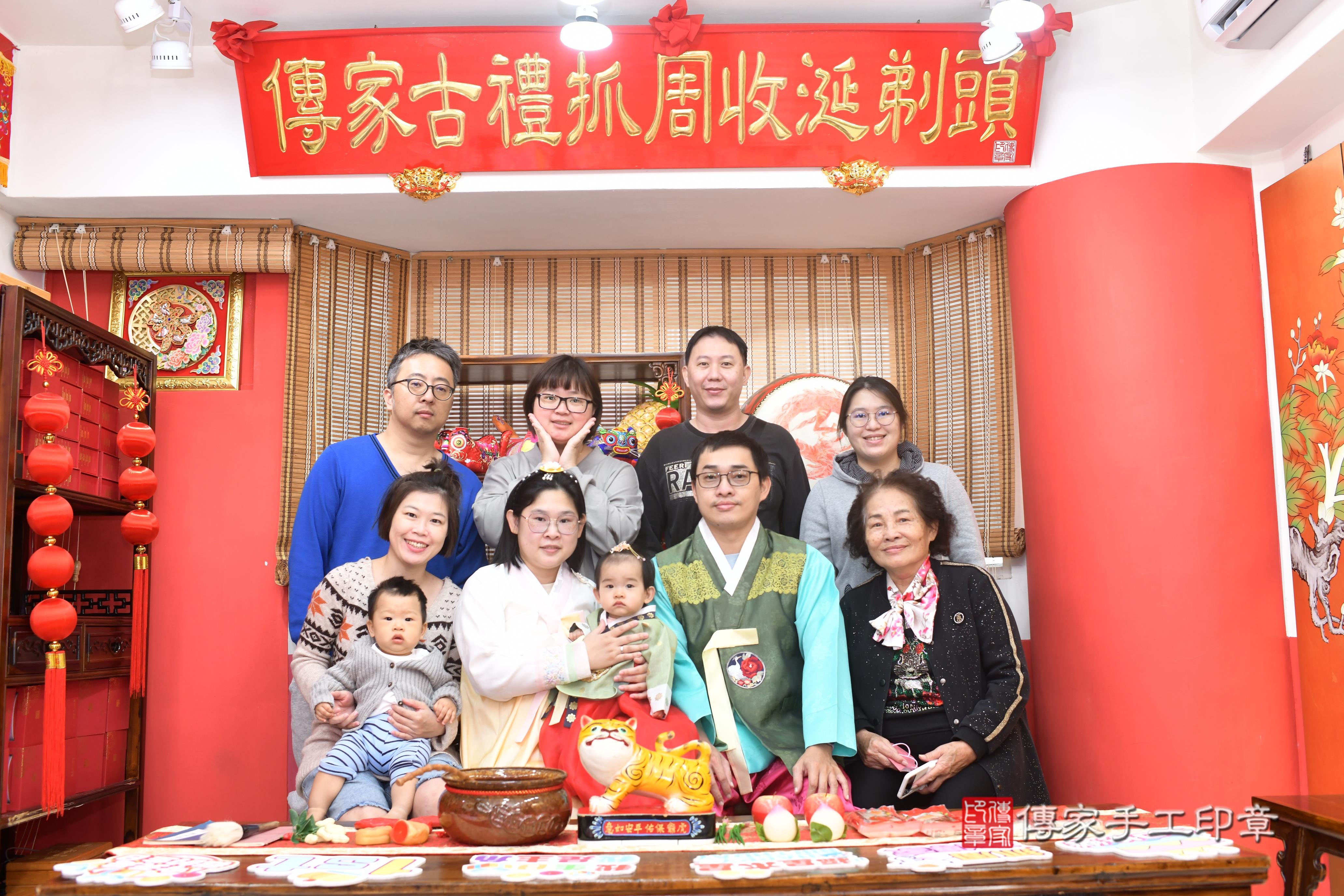 傳家手工印章高雄店、抓周、度脺、中國風會場、傳家嬰兒古禮、吉祥話、抓周道具物品24種、拍照。抓周證書。寶寶抓周、滿周歲、生日快樂、祝福