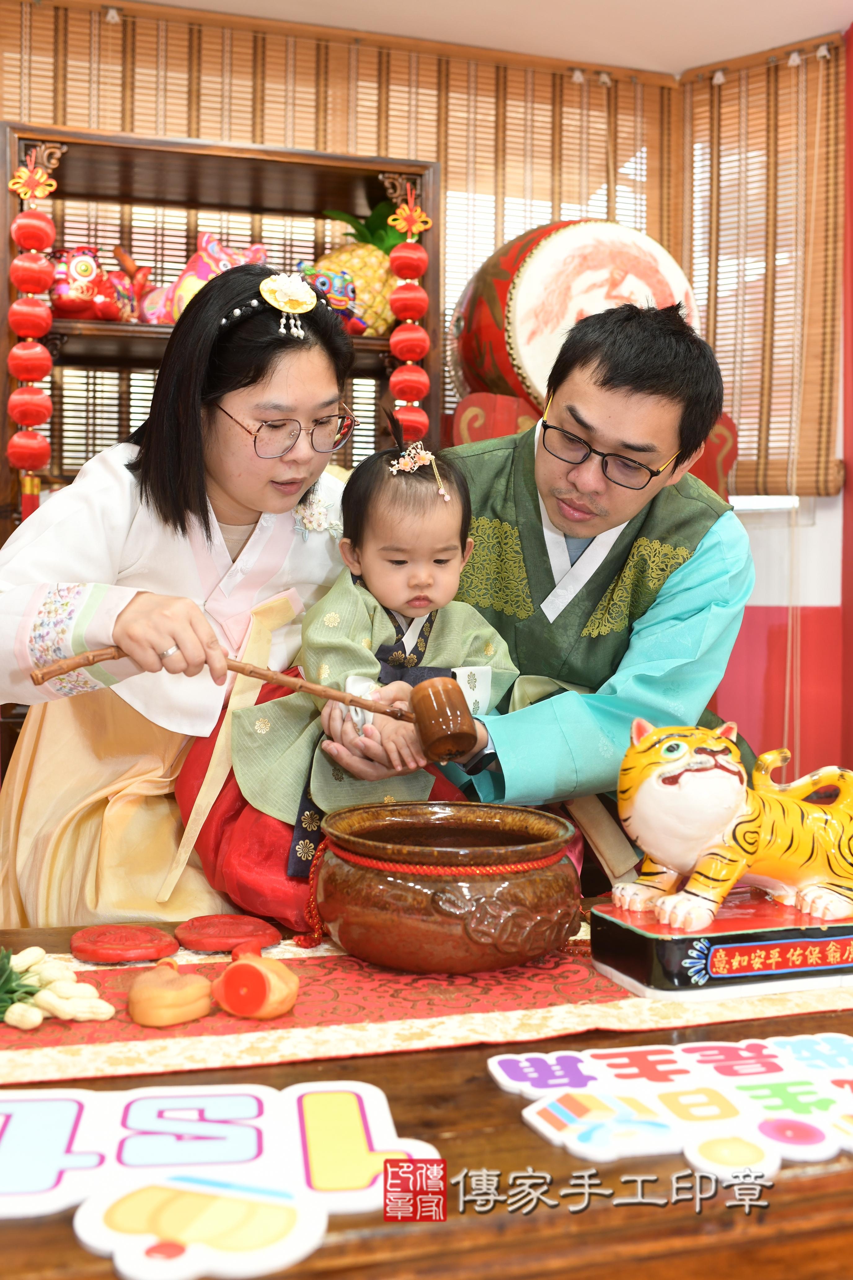 傳家手工印章高雄店、抓周、度脺、中國風會場、傳家嬰兒古禮、吉祥話、抓周道具物品24種、拍照。抓周證書。寶寶抓周、滿周歲、生日快樂、祝福