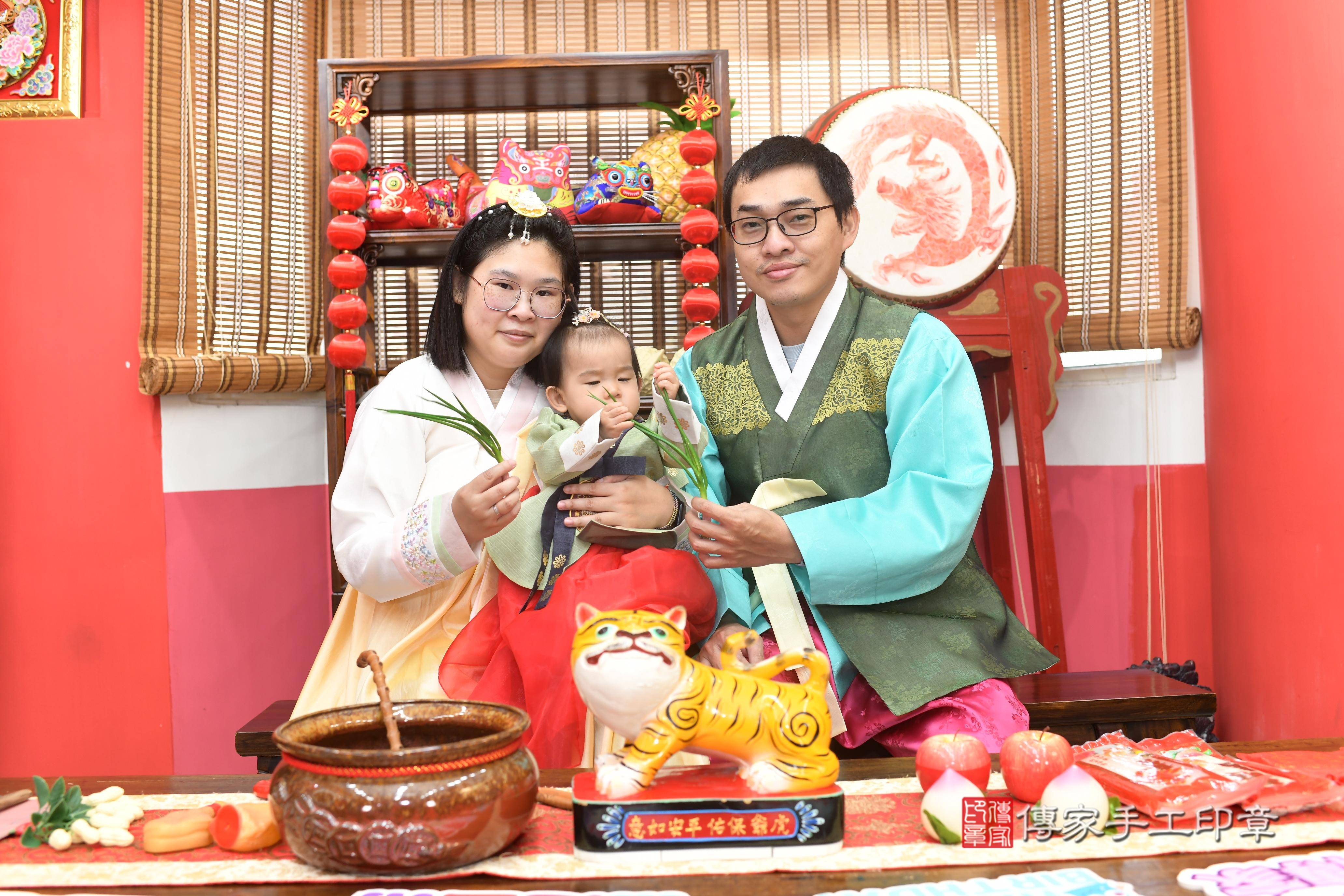傳家手工印章高雄店、抓周、度脺、中國風會場、傳家嬰兒古禮、吉祥話、抓周道具物品24種、拍照。抓周證書。寶寶抓周、滿周歲、生日快樂、祝福