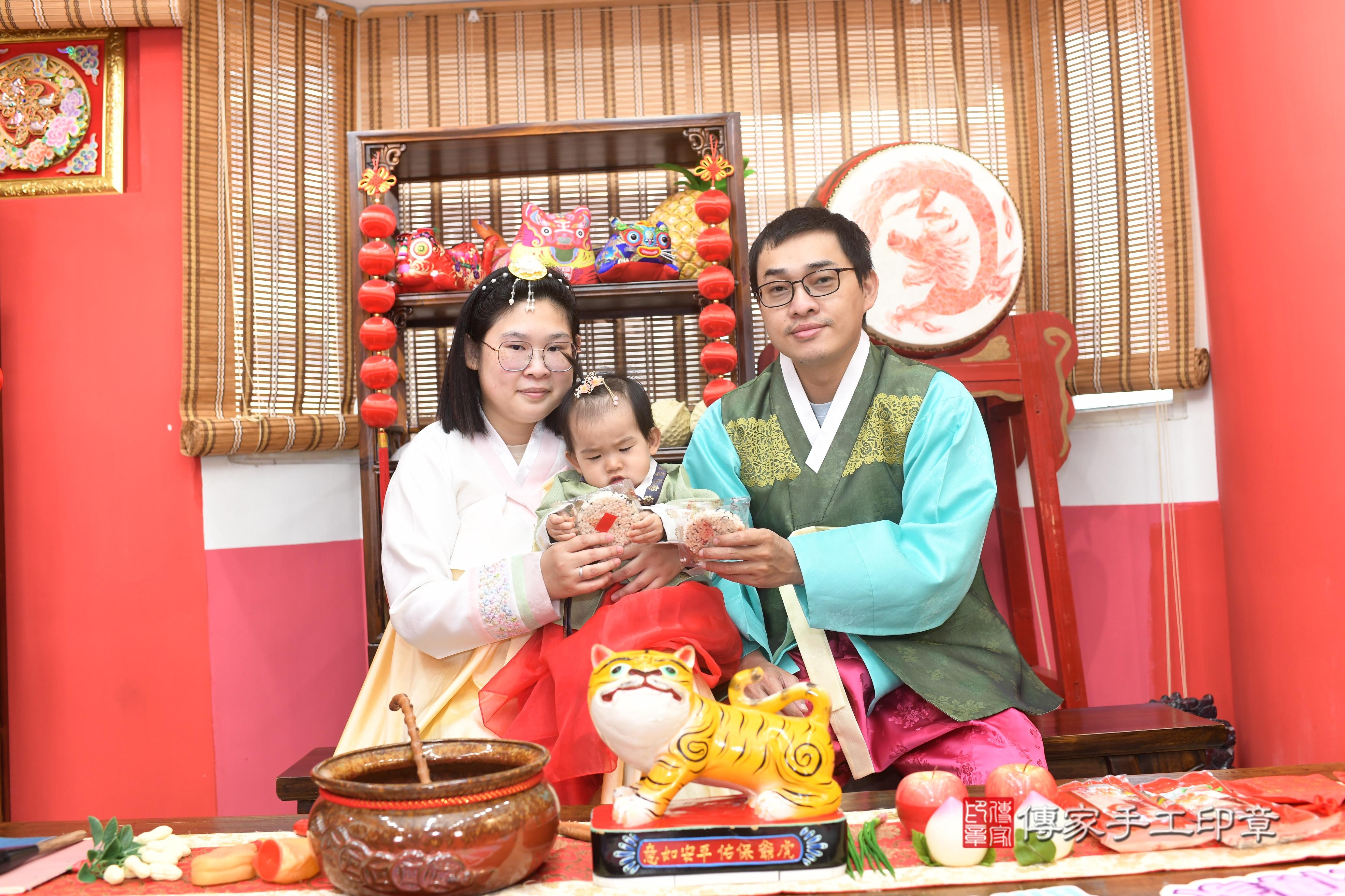 傳家手工印章高雄店、抓周、度脺、中國風會場、傳家嬰兒古禮、吉祥話、抓周道具物品24種、拍照。抓周證書。寶寶抓周、滿周歲、生日快樂、祝福