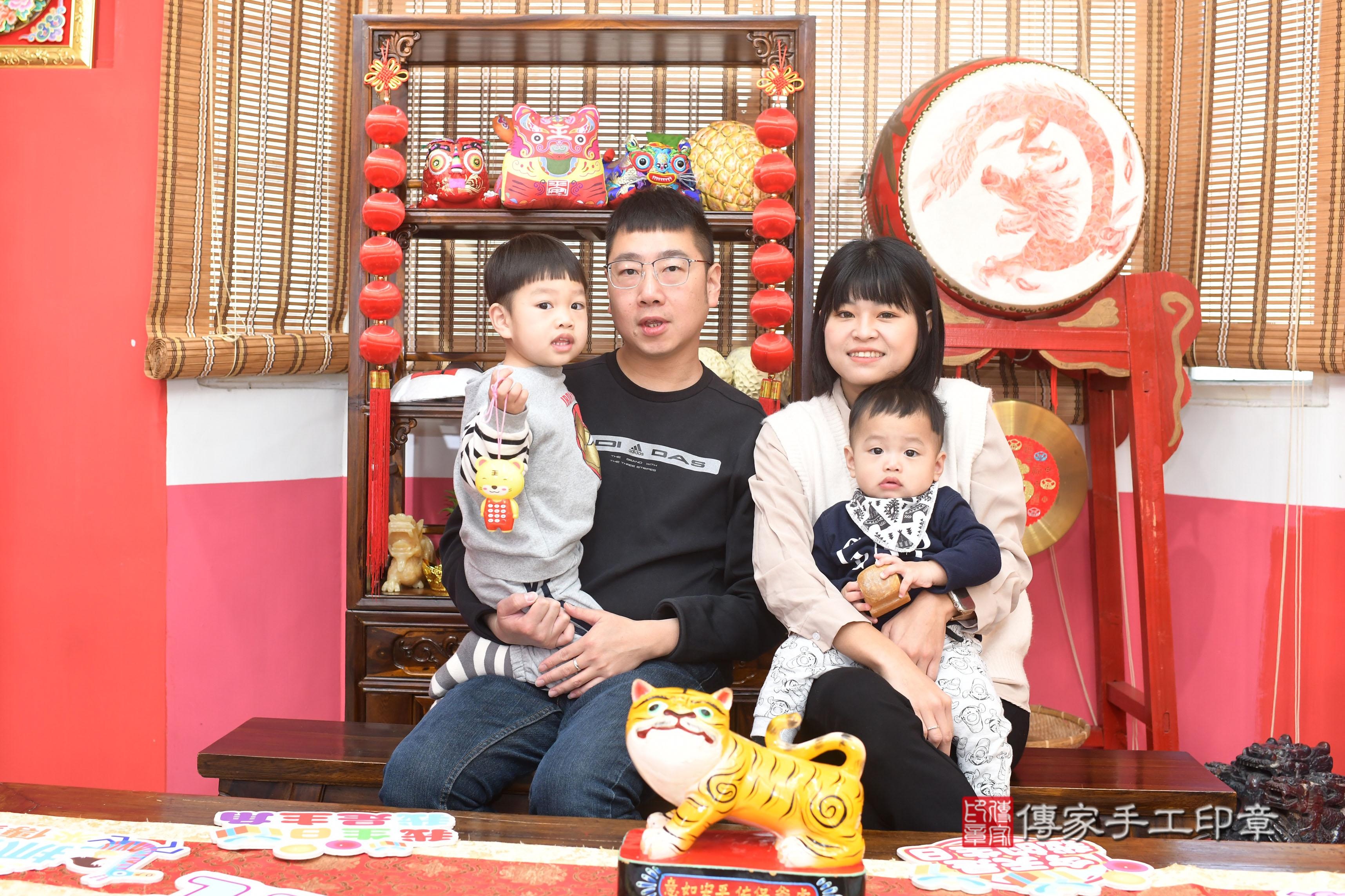 傳家手工印章高雄店、抓周、度脺、中國風會場、傳家嬰兒古禮、吉祥話、抓周道具物品24種、拍照。抓周證書。寶寶抓周、滿周歲、生日快樂、祝福