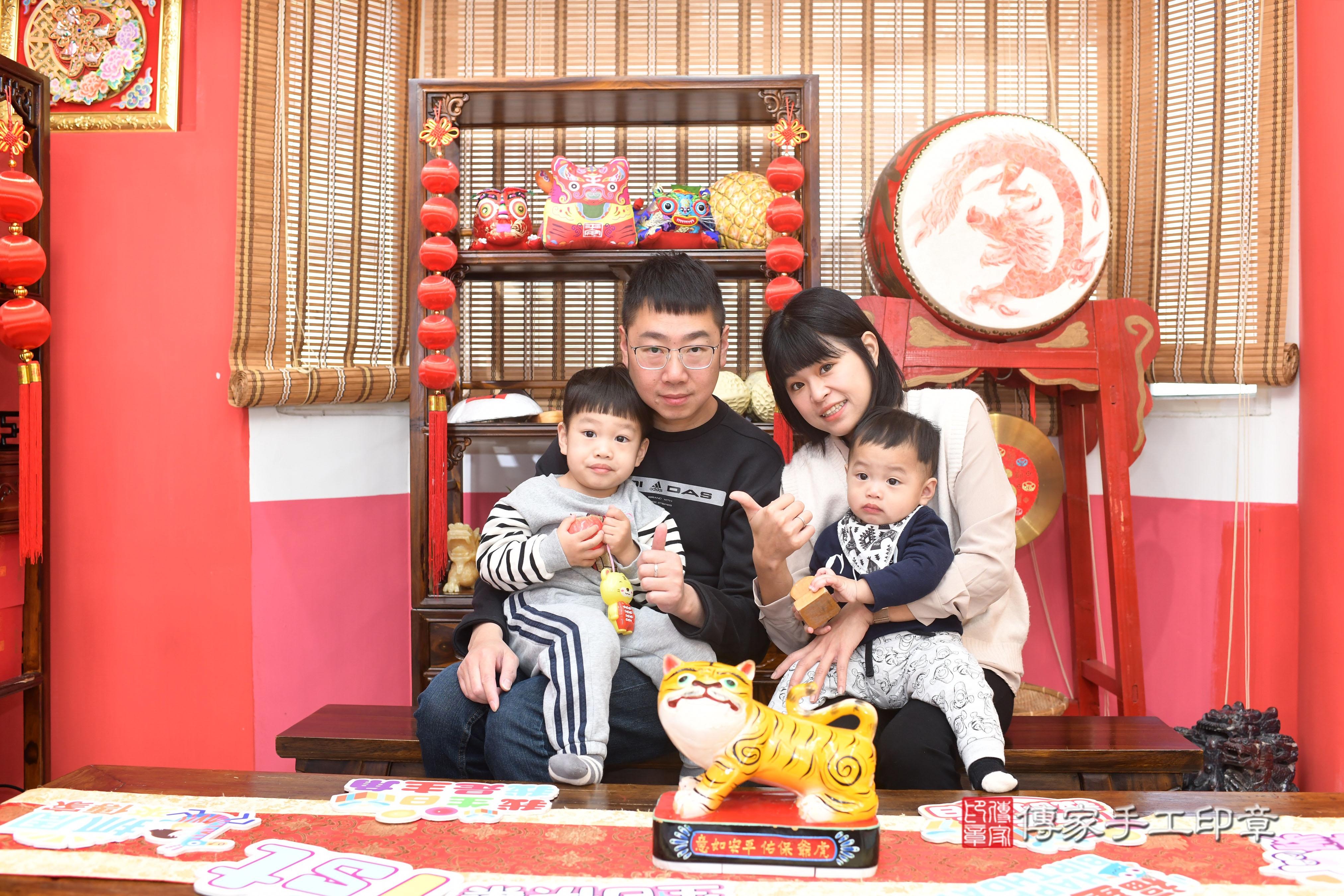 傳家手工印章高雄店、抓周、度脺、中國風會場、傳家嬰兒古禮、吉祥話、抓周道具物品24種、拍照。抓周證書。寶寶抓周、滿周歲、生日快樂、祝福