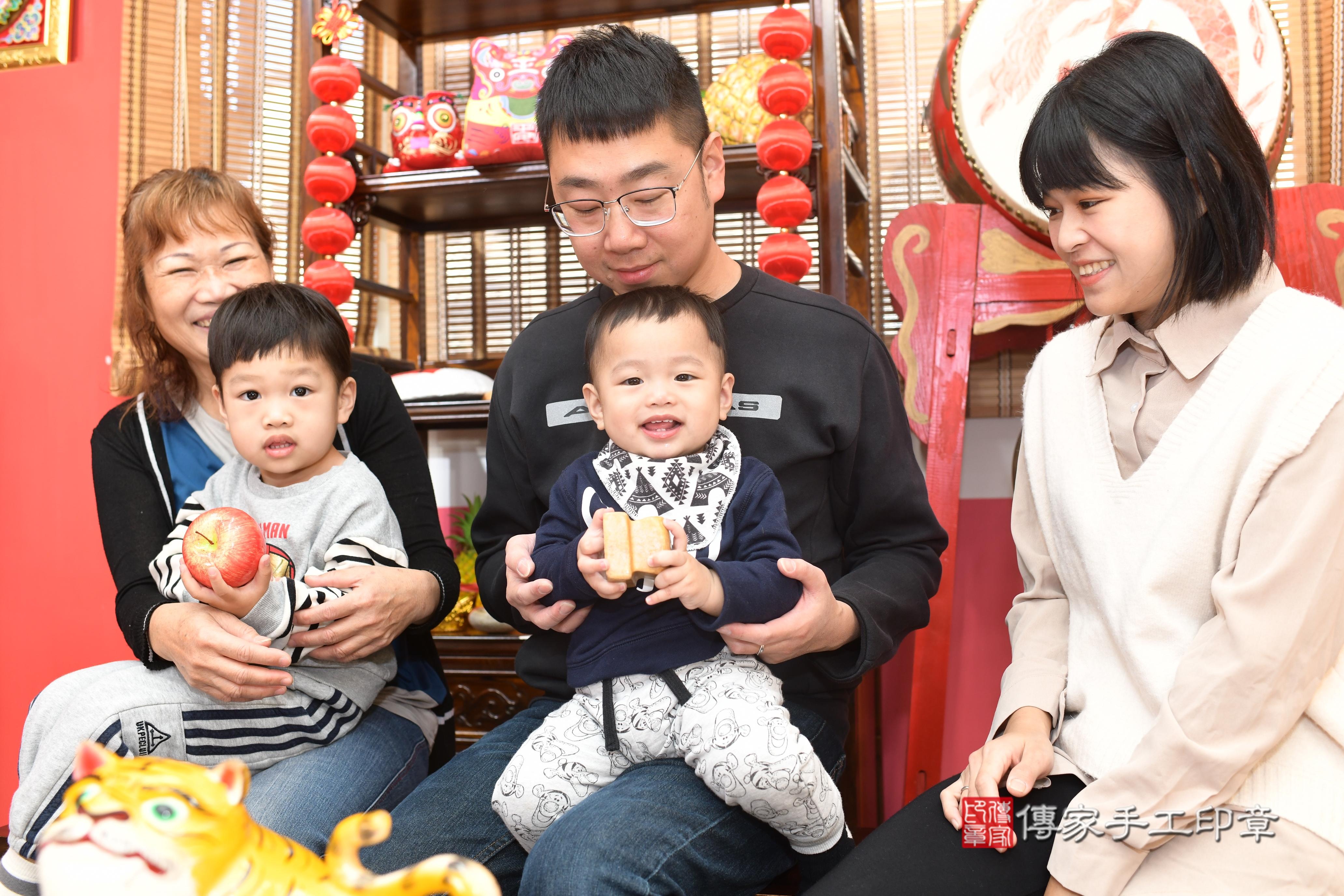 傳家手工印章高雄店、抓周、度脺、中國風會場、傳家嬰兒古禮、吉祥話、抓周道具物品24種、拍照。抓周證書。寶寶抓周、滿周歲、生日快樂、祝福