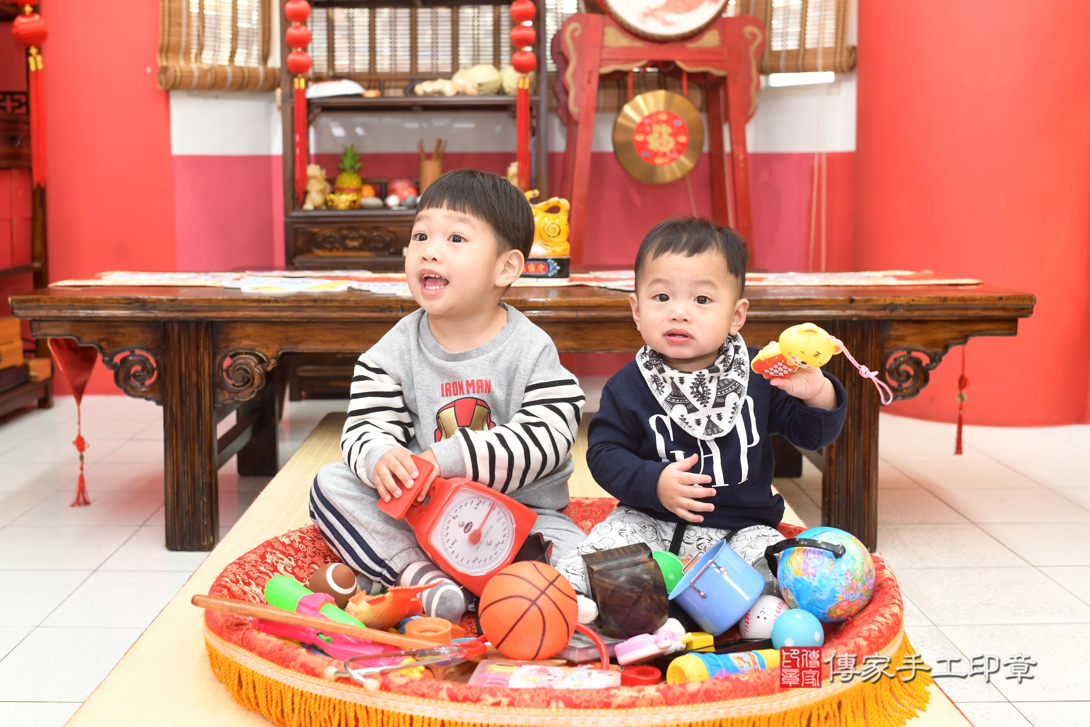 傳家手工印章高雄店、抓周、度脺、中國風會場、傳家嬰兒古禮、吉祥話、抓周道具物品24種、拍照。抓周證書。寶寶抓周、滿周歲、生日快樂、祝福
