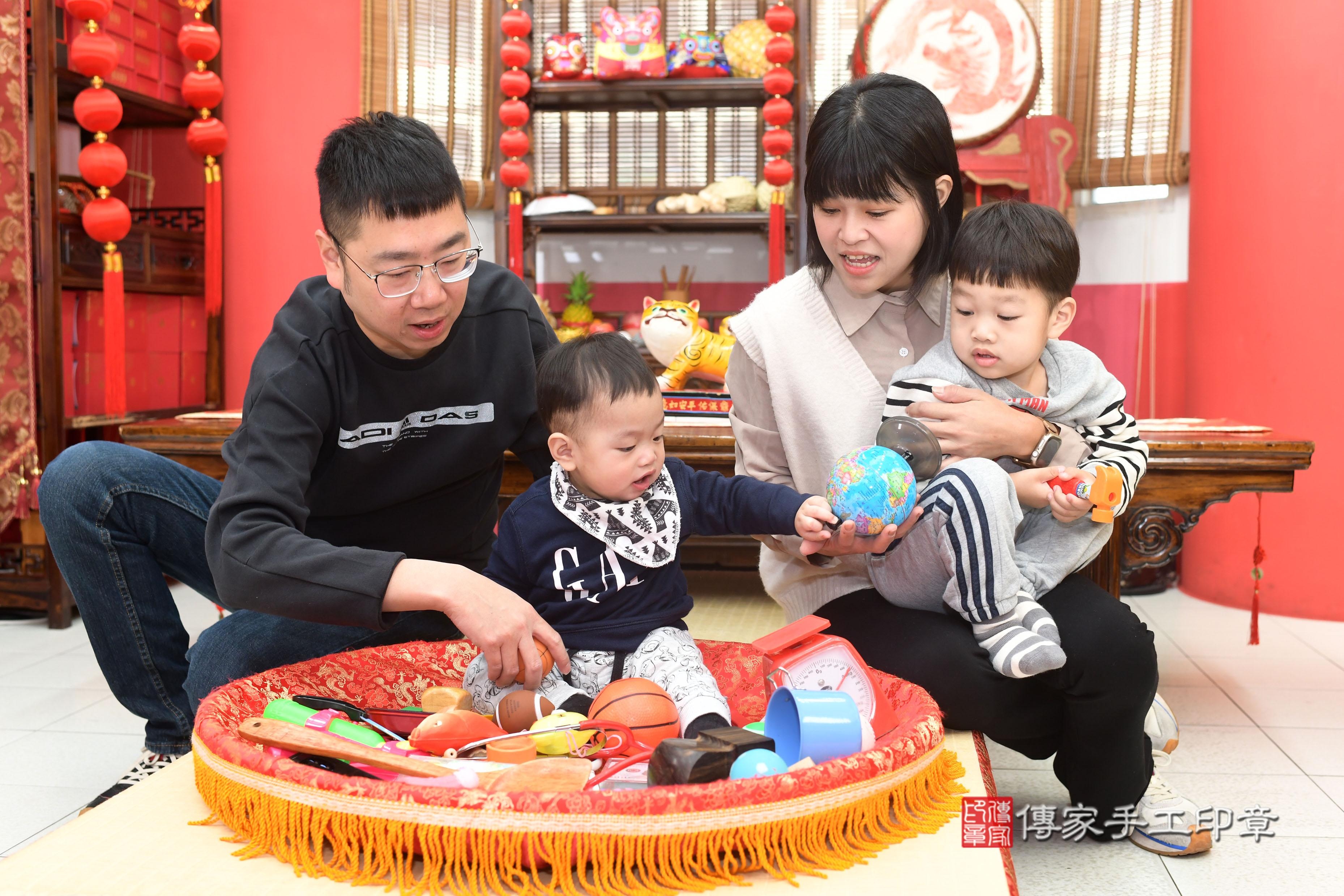傳家手工印章高雄店、抓周、度脺、中國風會場、傳家嬰兒古禮、吉祥話、抓周道具物品24種、拍照。抓周證書。寶寶抓周、滿周歲、生日快樂、祝福