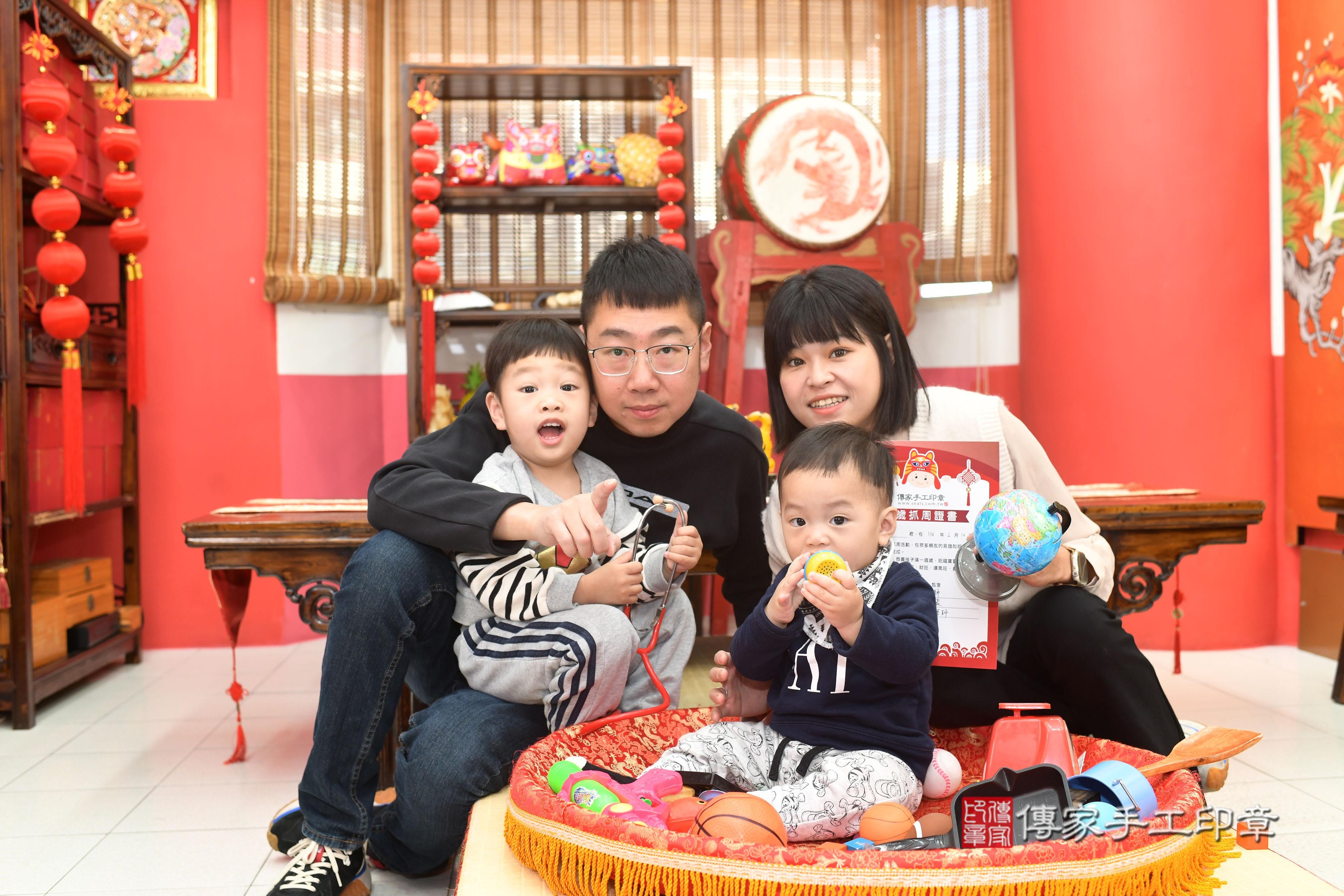 傳家手工印章高雄店、抓周、度脺、中國風會場、傳家嬰兒古禮、吉祥話、抓周道具物品24種、拍照。抓周證書。寶寶抓周、滿周歲、生日快樂、祝福