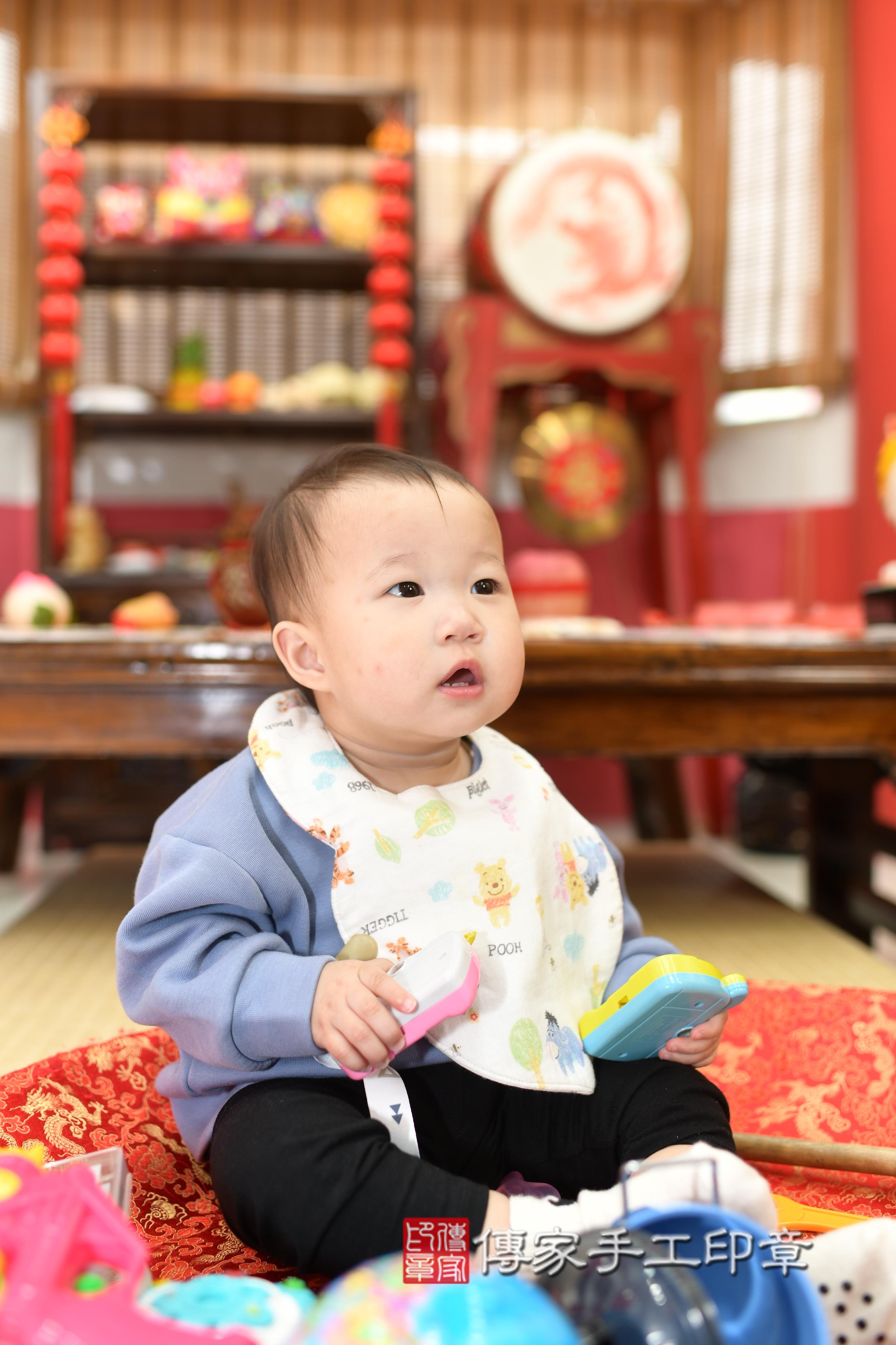傳家手工印章高雄店、抓周、度脺、中國風會場、傳家嬰兒古禮、吉祥話、抓周道具物品24種、拍照。抓周證書。寶寶抓周、滿周歲、生日快樂、祝福