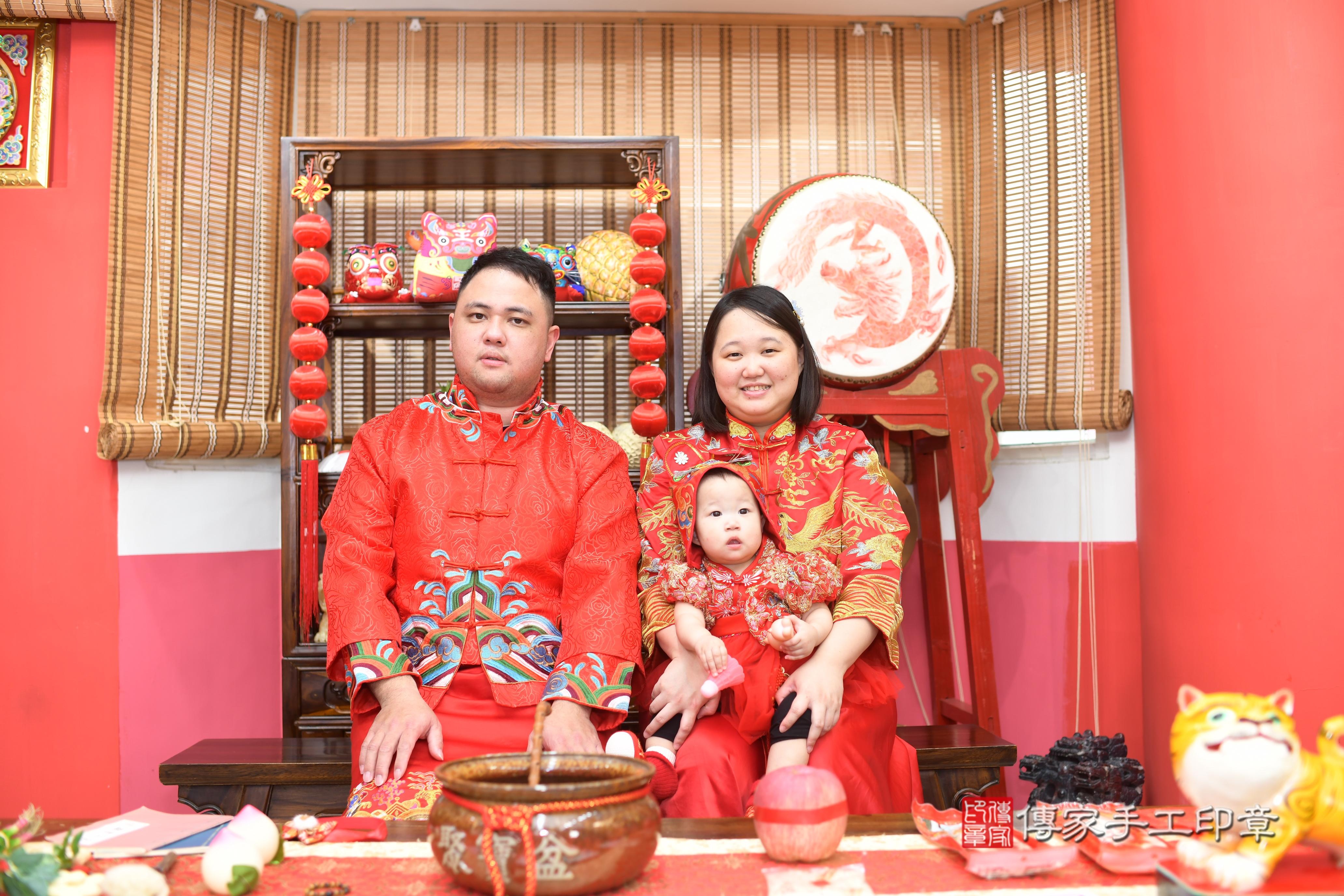 傳家手工印章高雄店、抓周、度脺、中國風會場、傳家嬰兒古禮、吉祥話、抓周道具物品24種、拍照。抓周證書。寶寶抓周、滿周歲、生日快樂、祝福