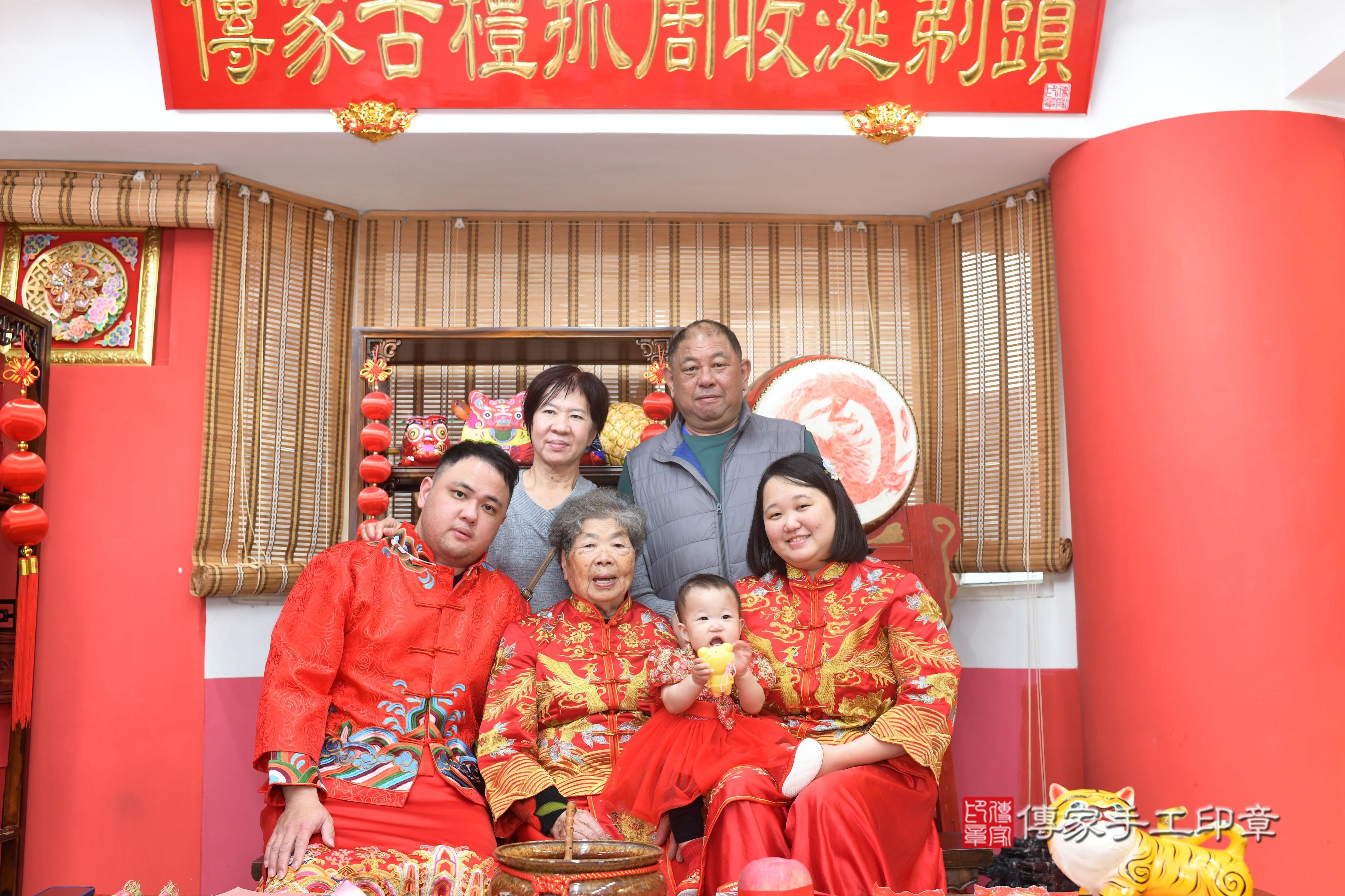 傳家手工印章高雄店、抓周、度脺、中國風會場、傳家嬰兒古禮、吉祥話、抓周道具物品24種、拍照。抓周證書。寶寶抓周、滿周歲、生日快樂、祝福