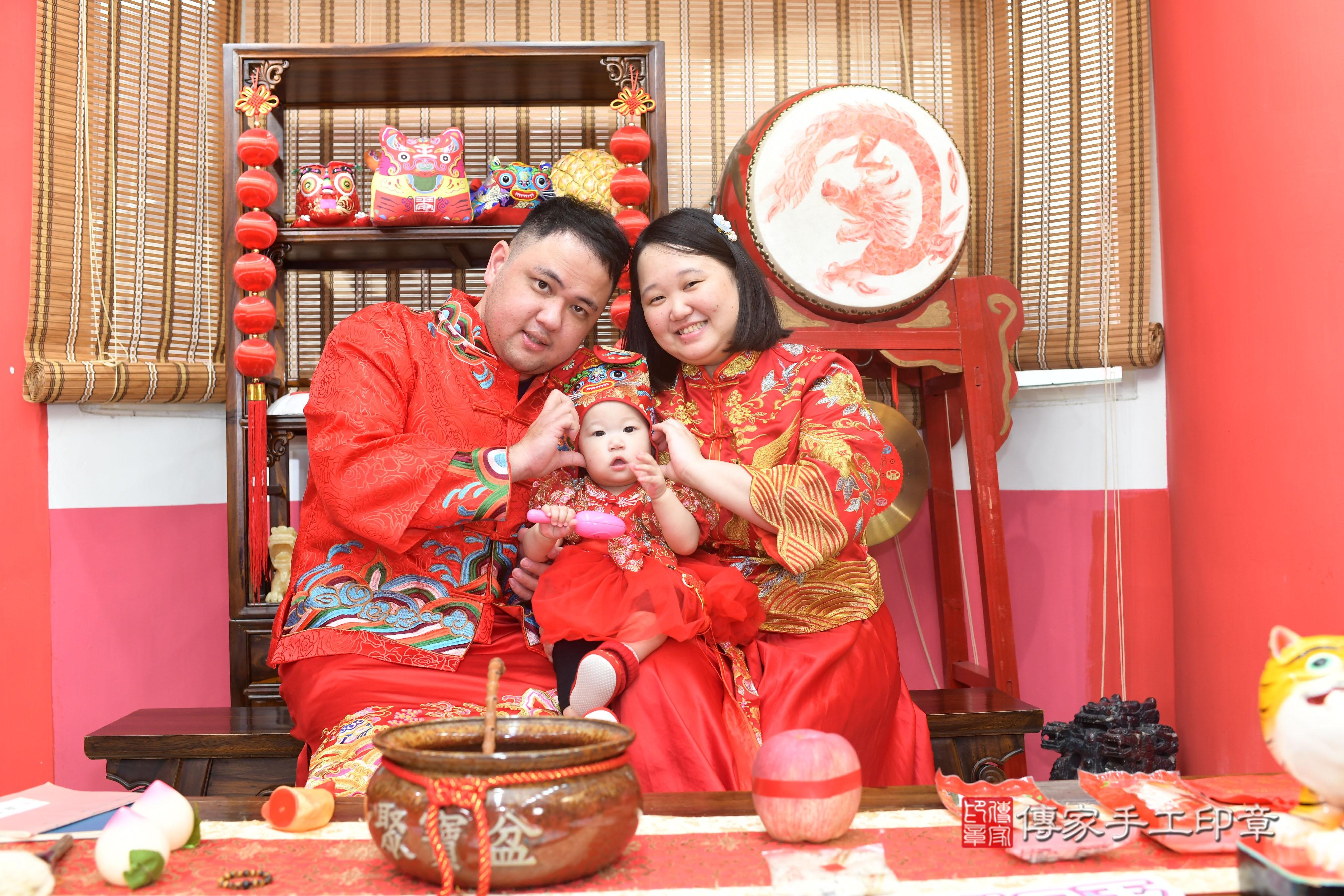 傳家手工印章高雄店、抓周、度脺、中國風會場、傳家嬰兒古禮、吉祥話、抓周道具物品24種、拍照。抓周證書。寶寶抓周、滿周歲、生日快樂、祝福