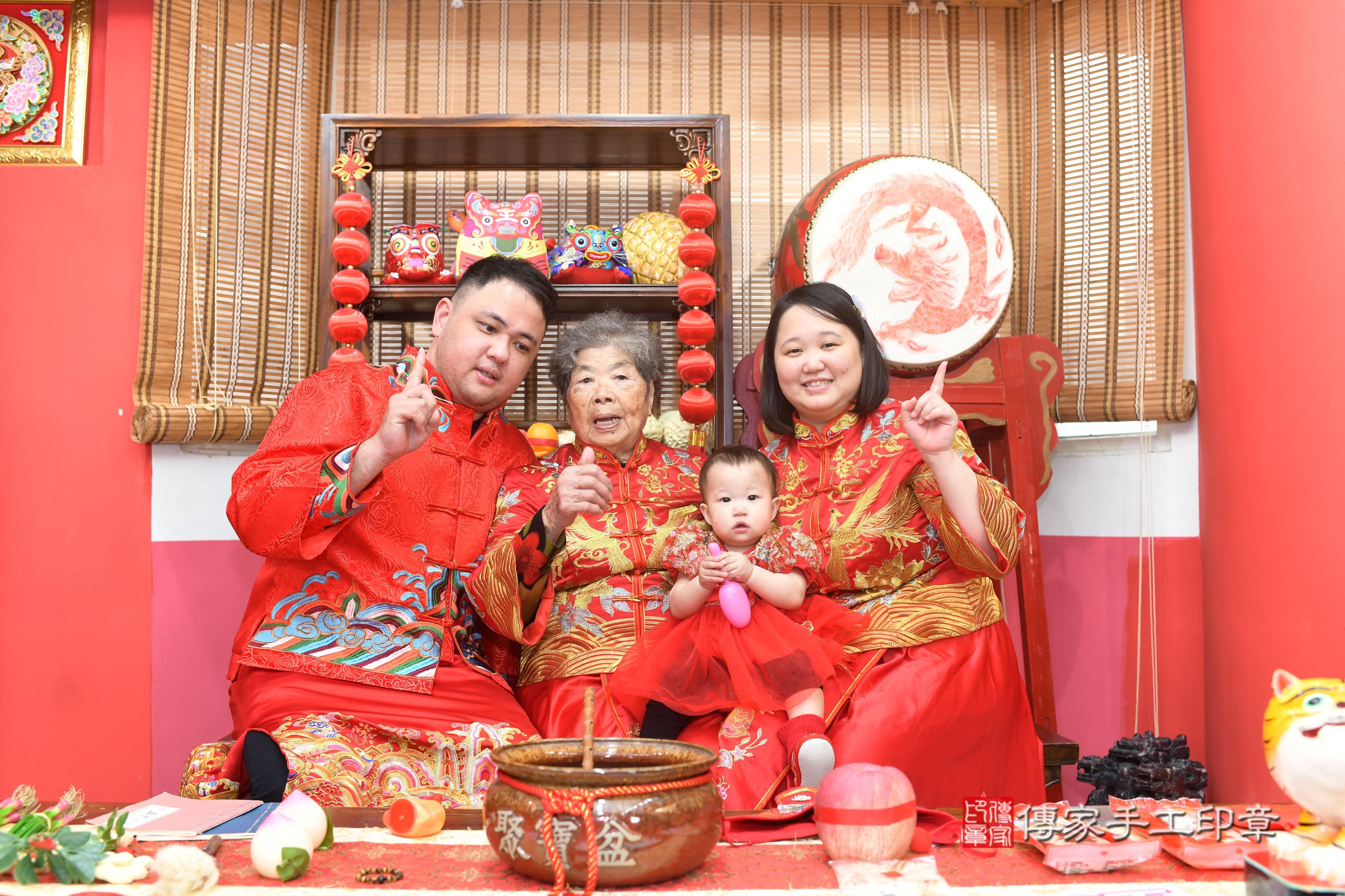 傳家手工印章高雄店、抓周、度脺、中國風會場、傳家嬰兒古禮、吉祥話、抓周道具物品24種、拍照。抓周證書。寶寶抓周、滿周歲、生日快樂、祝福