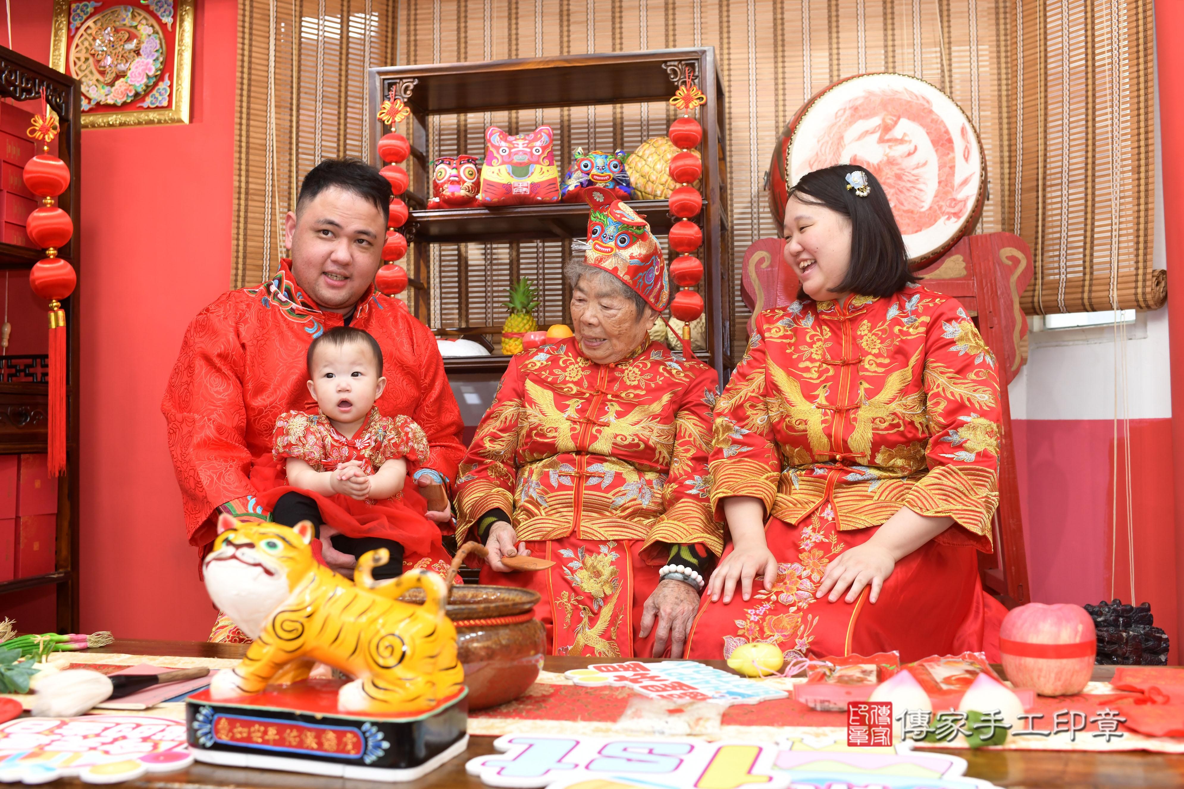 傳家手工印章高雄店、抓周、度脺、中國風會場、傳家嬰兒古禮、吉祥話、抓周道具物品24種、拍照。抓周證書。寶寶抓周、滿周歲、生日快樂、祝福