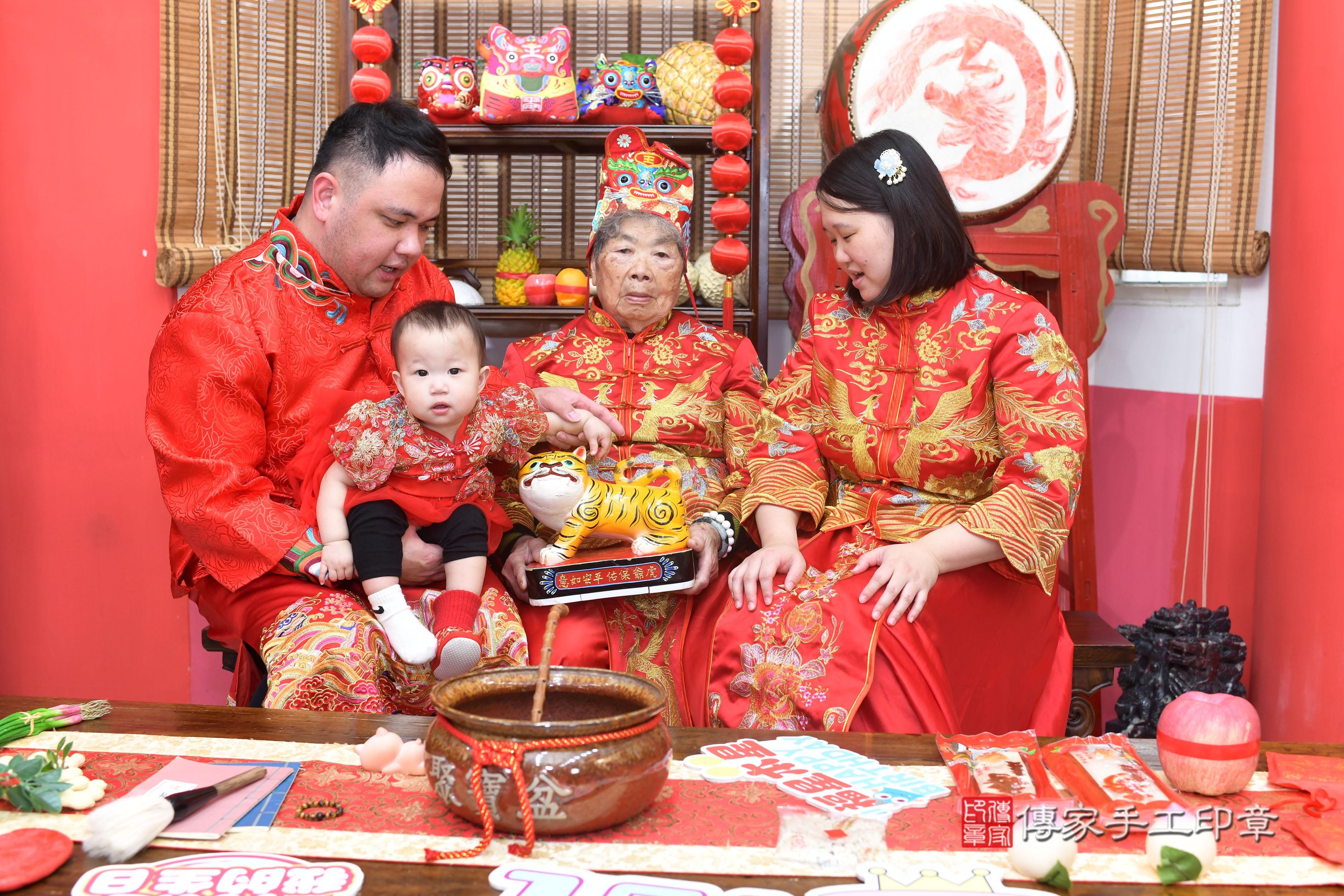 傳家手工印章高雄店、抓周、度脺、中國風會場、傳家嬰兒古禮、吉祥話、抓周道具物品24種、拍照。抓周證書。寶寶抓周、滿周歲、生日快樂、祝福